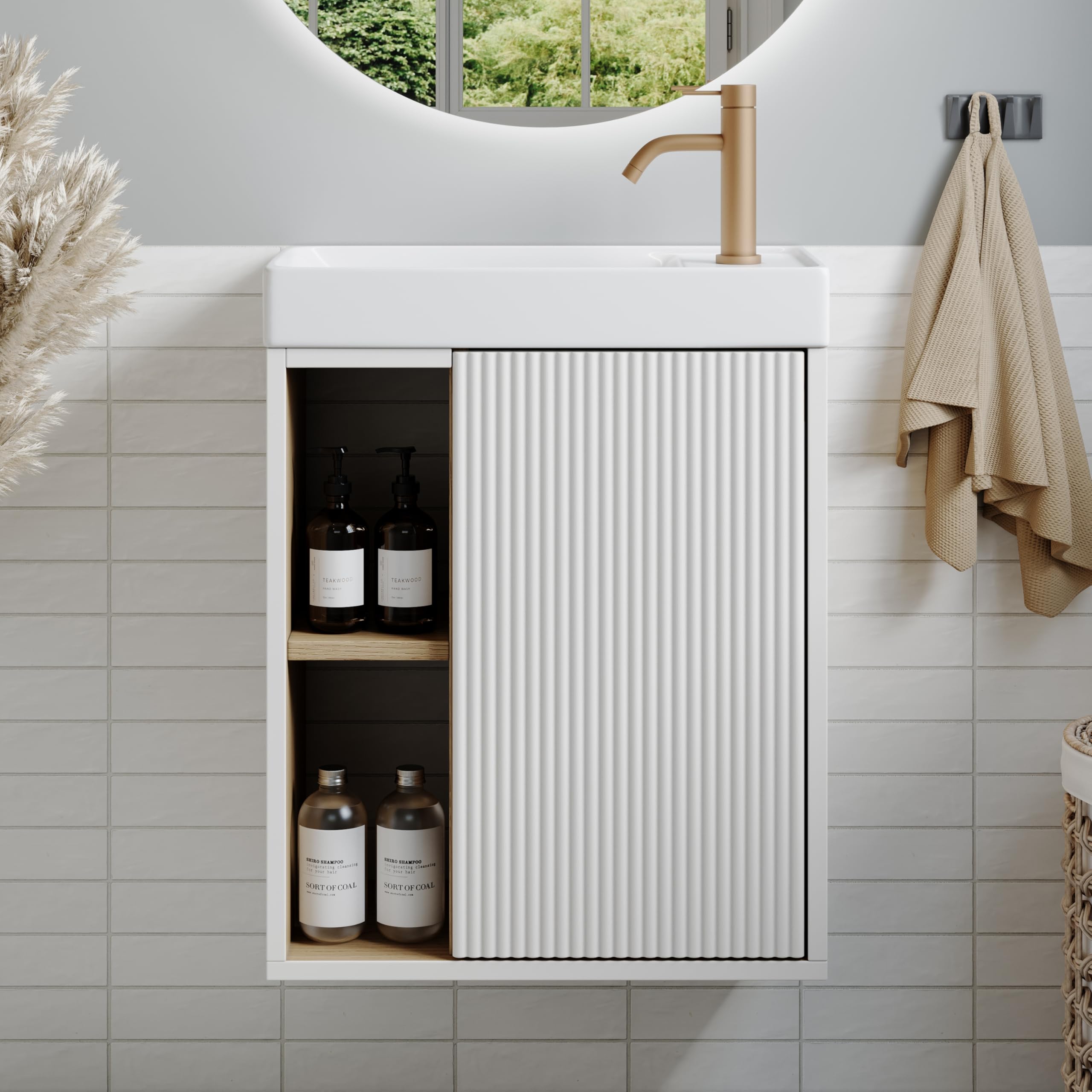 Meuble de lavabo Mural 46 cm avec lavabo – Meuble de Toilette étroit avec Porte rainurée à Fermeture Douce et étagère Ouverte, Blanc Mat/Golden Sand