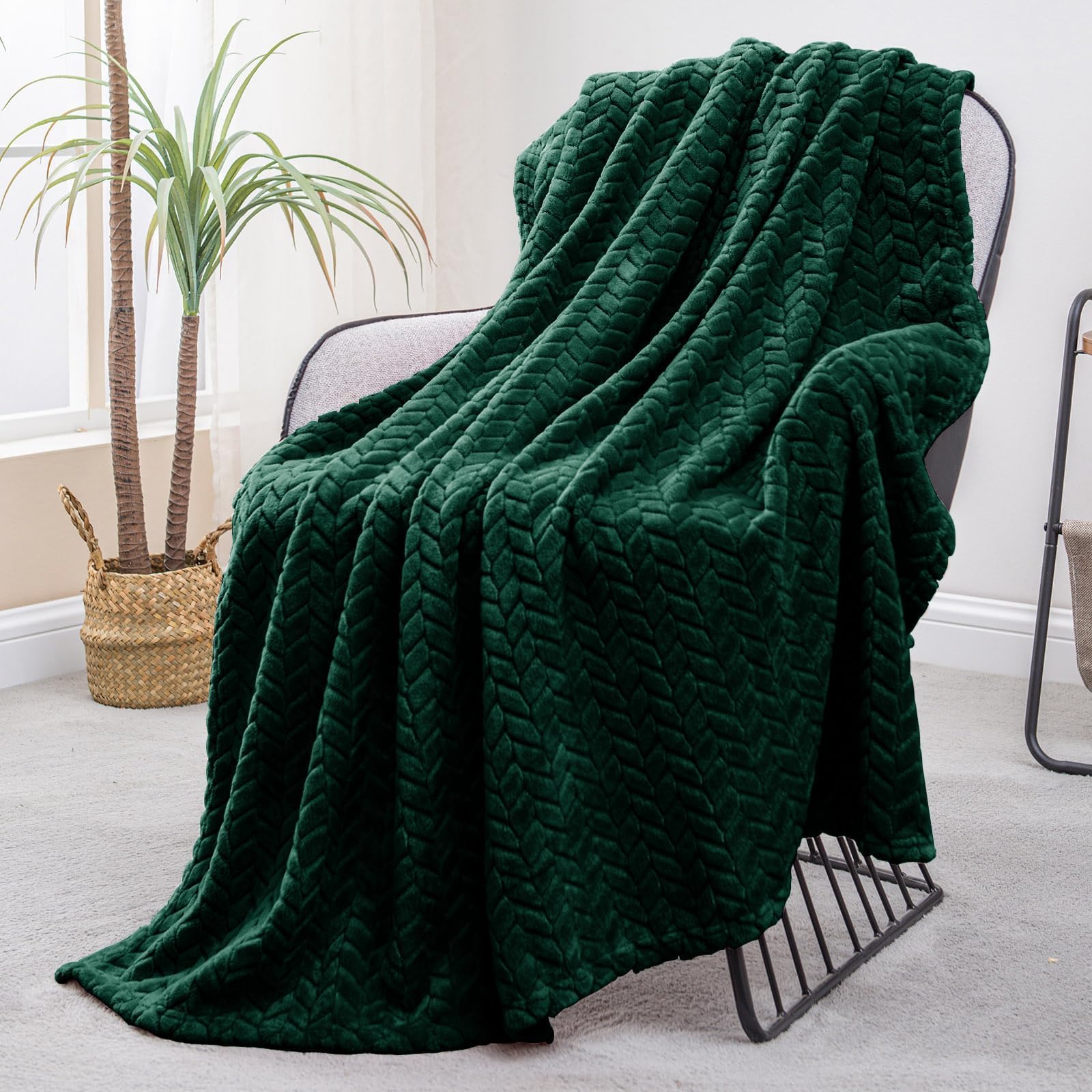 Exclusivo Mezcla Fleece Throw Blanket for Sofa and Bed, 127x178 CM Soft Cozy Jacquard Flannel Blankets, Lightweight Fuzzy Plush Warm Throws for All Seasons, Forest Green