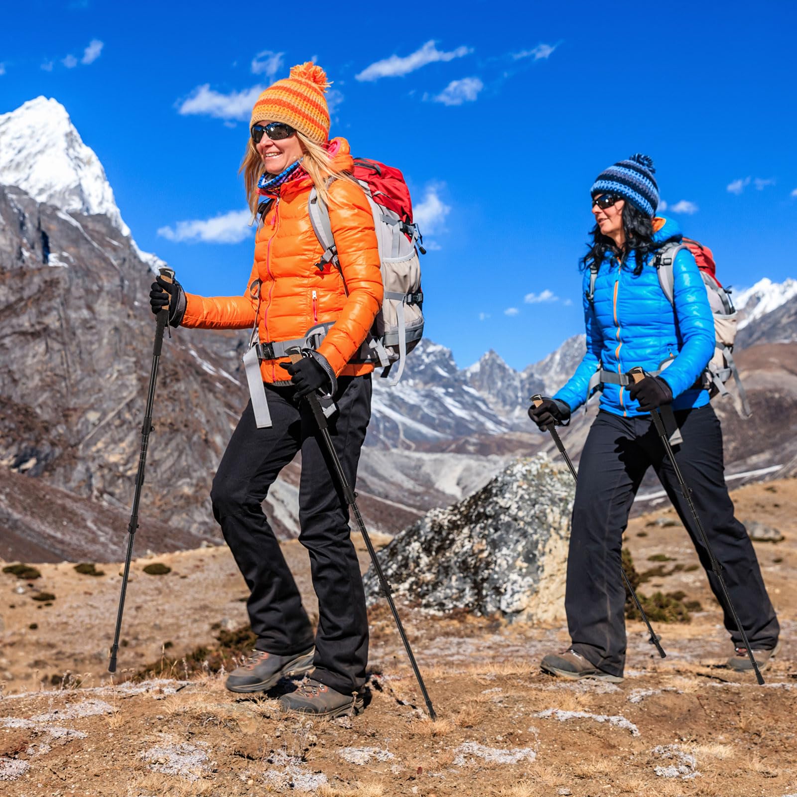 COSTWAY Bastones de Trekking de Aluminio, Bastones Marcha Nordica Plegables Ajustar la Longitud, Par de 2 con Empuñaduras de EVA y Corcho Natural, Bloqueo Rápido, Accesorios para Todo Terreno