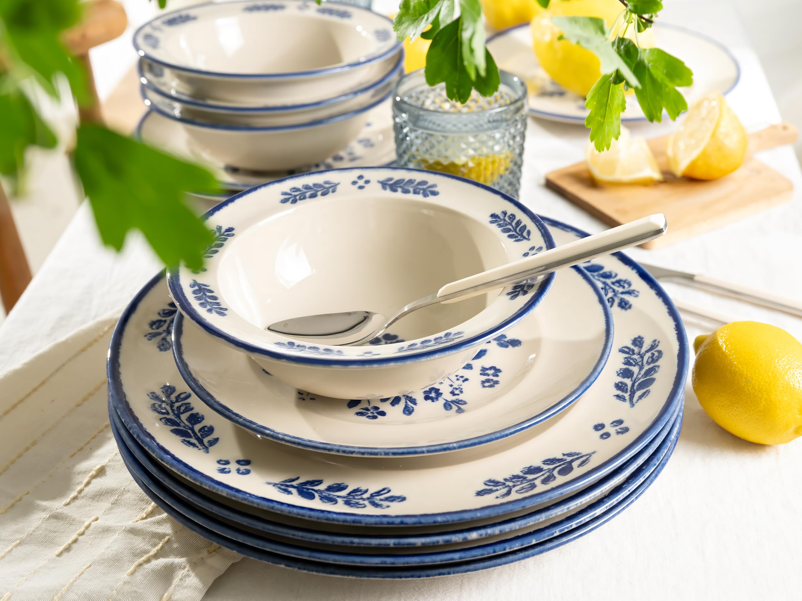 CreaTable, 25391, Serie Rondo Cottage Blue, 12-teiliges Geschirrset für 4 Personen, Tellerset aus Steinzeug, spülmaschinen- und mikrowellengeeignet, Made in Portugal
