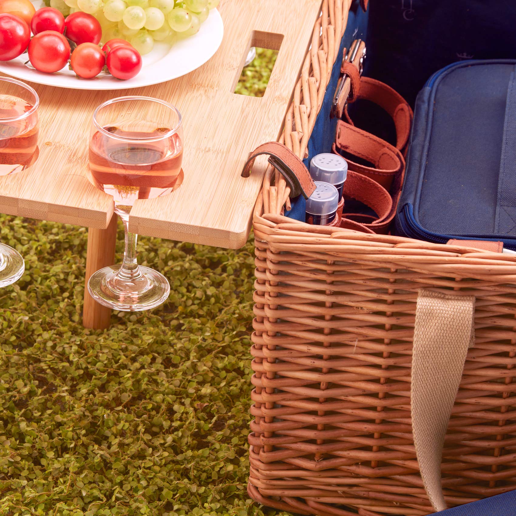 Les Jardins de la Comtesse - Cesta de Picnic Saint Honoré Azul - Cinchas de Cuero - 4 Personas - Nevera Isotermica/Mesa Extraíble - Platos de Cerámica/Copas de Vino en Cristal - 45 x 28 x 28 cm