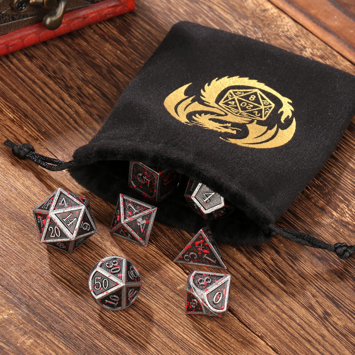 Set 7 Dadi Poliedrici Per Giochi Di Ruolo (D&D) – Rosso Intenso/Nero – Con Borsa Bordeaux