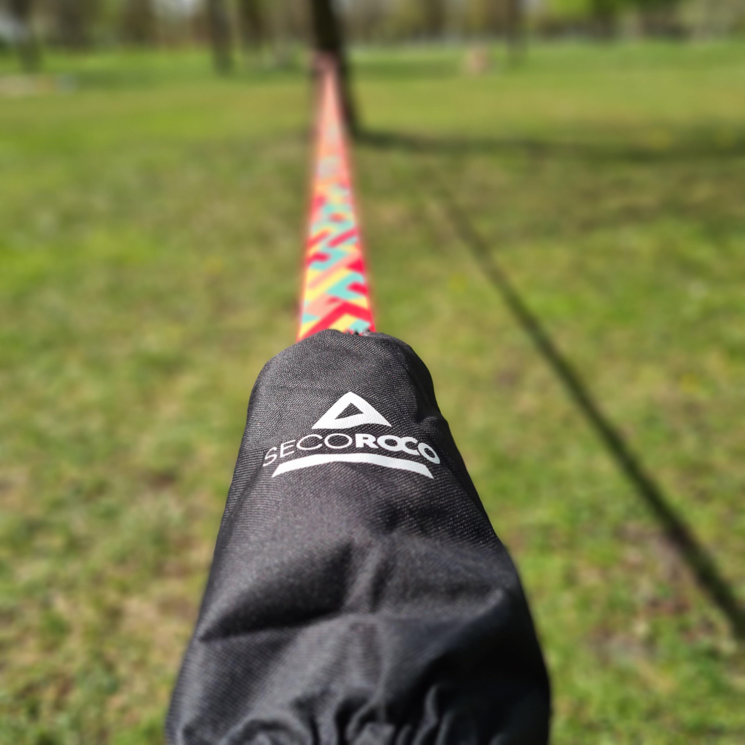 Kit slackline Secoroco - Longueur de 15, 25 ou 35 m et largeur de 5 cm - Motif unique « zig zig » - Sac de transport ou de gym tendance et protection pour arbres et cliquet inclus