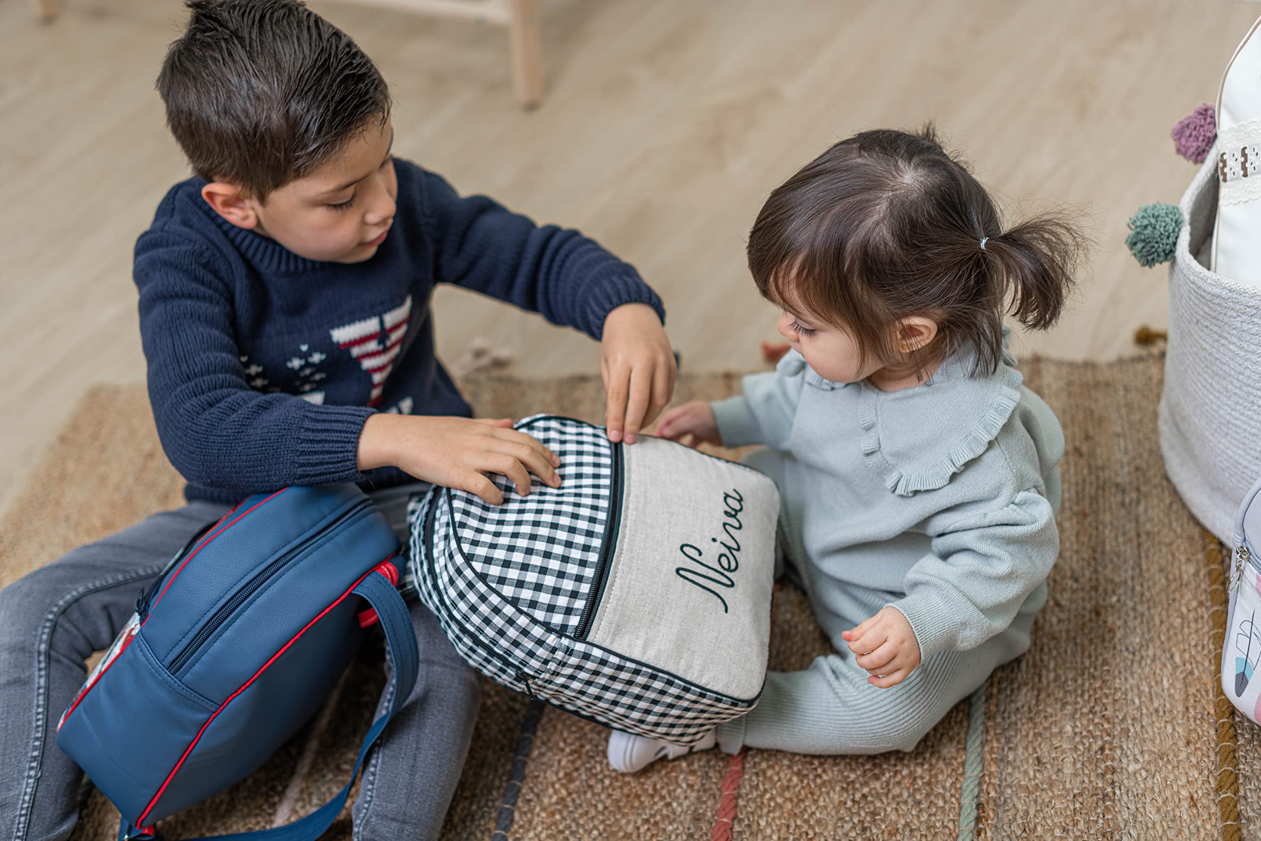 Nenel Kinderrucksack aus Kunstleder, personalisierbar, Kindergartenrucksack mit Namen, bestickt, Noa Rosa/Grau