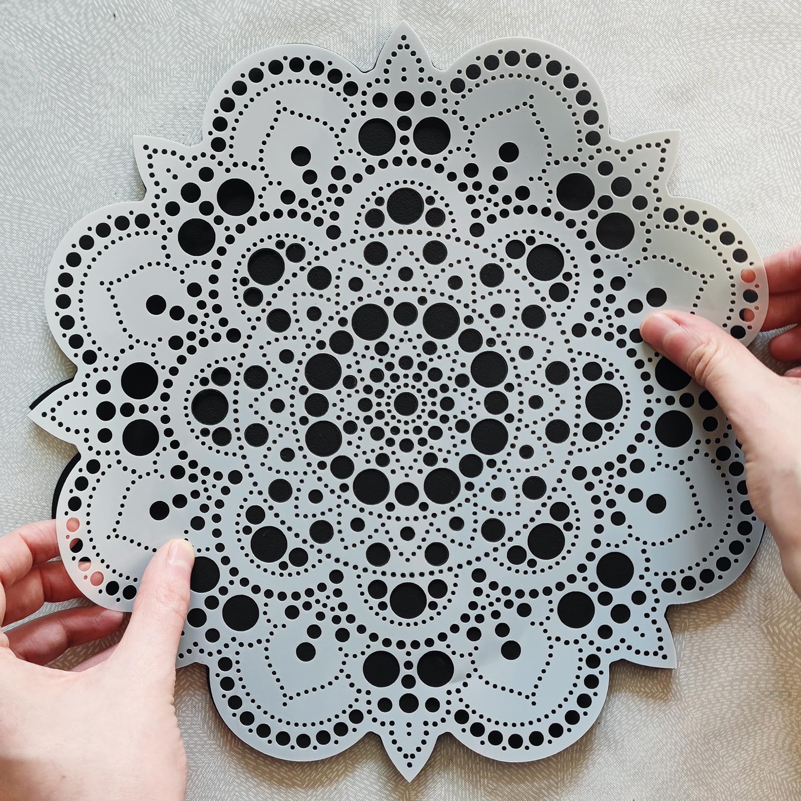 Aladine 85505 - Kit de plantilla y soporte Mandala de 30 cm para crear Mandalas de punto Painting – Pintura sobre guijarro, madera, tejidos, lienzos – Dotting Paint Points – Ocio creativo