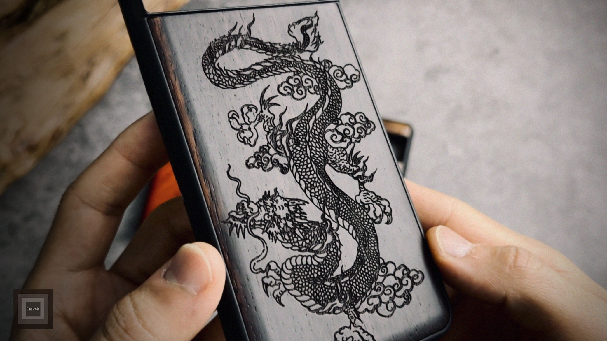Carveit Custodia Compatibile con Google Pixel 8 Case Antiurto con Protezione in Legno Cover per Pixel 8 Custodia Paraurti Robusto TPU (Legno nero-Dragon Skull