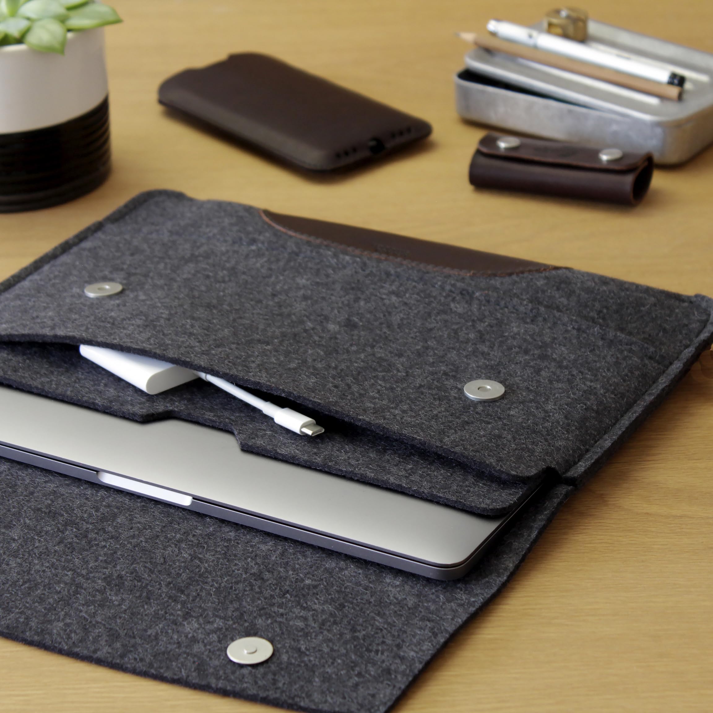 Pack & Smooch MacBook Air 15 Funda Fieltro Antracita/Marrón | 100% Fieltro de lana | Cuero curtido vegetal | Compatible con MacBook Air 15 | Hampshire