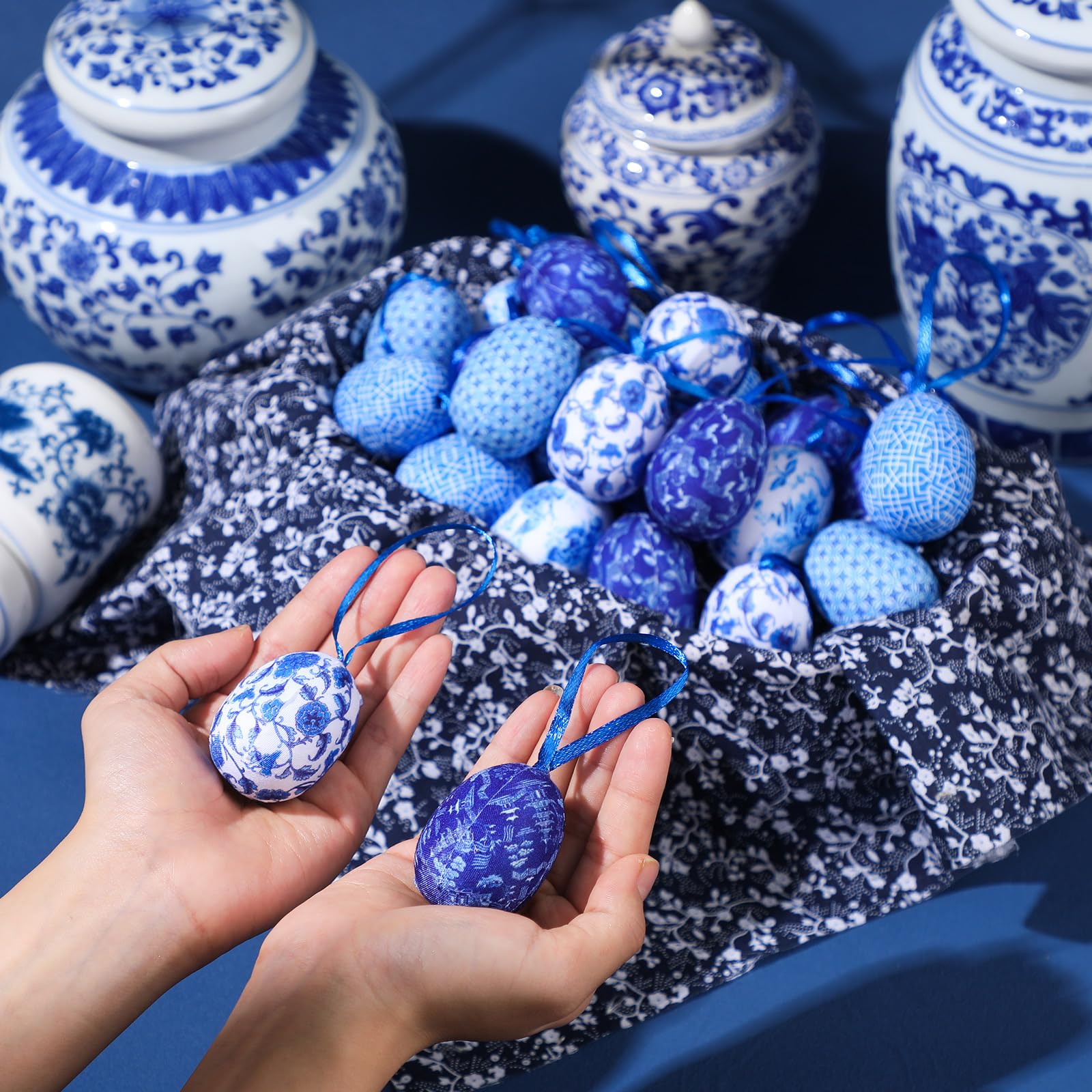 Gemscream 24 Piezas de Decoración de Huevos Colgantes de Pascua de Porcelana Azul y Blanca, Adornos de Huevos de Pascua de Granja, Huevos Inspirados en Chinoiserie para Interior