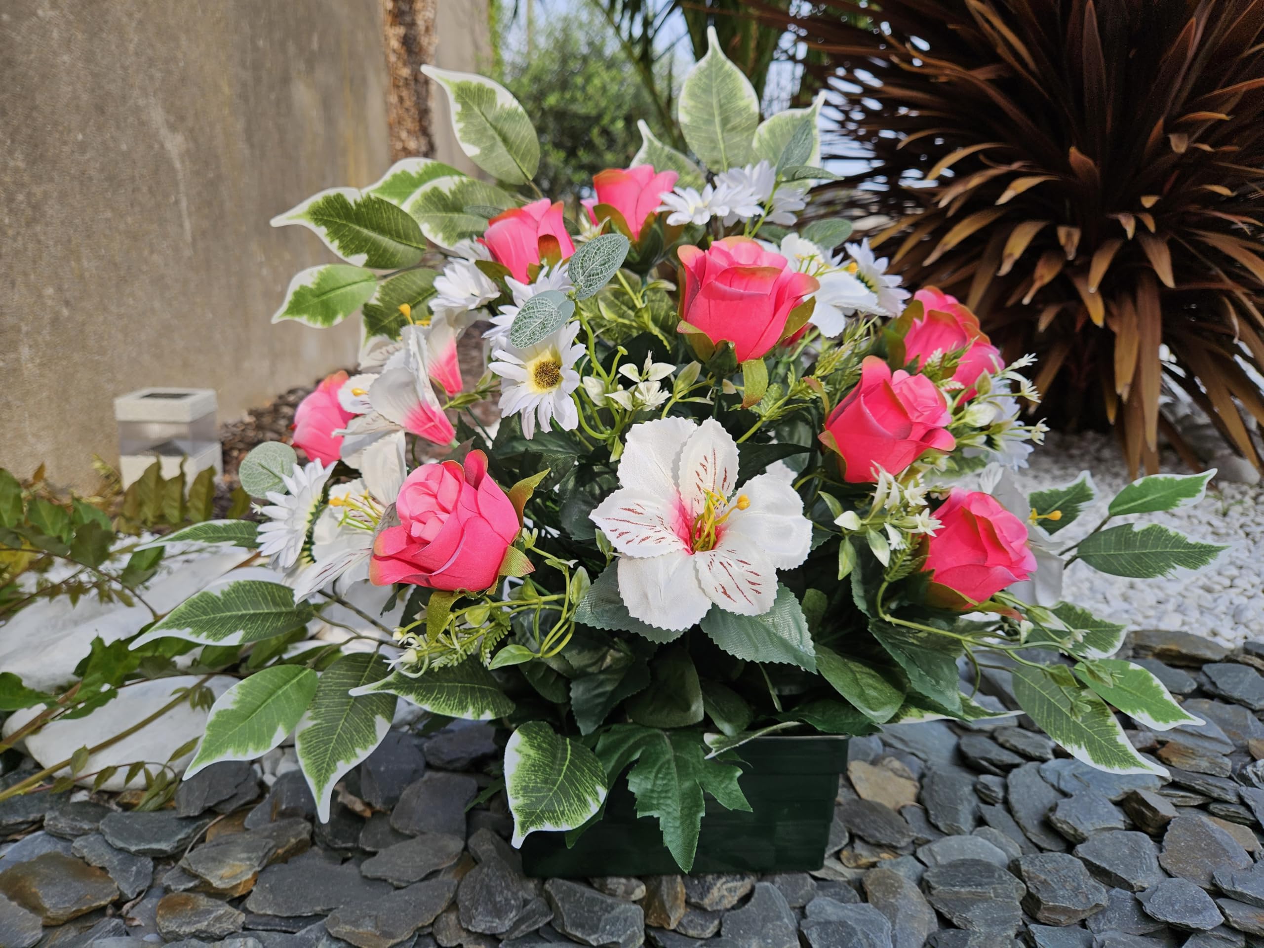 Composition de Fleurs Artificielles, Lesté Ciment pour Une Très Bonne Tenue à L' extérieur. Réalisé par Nos Soins.