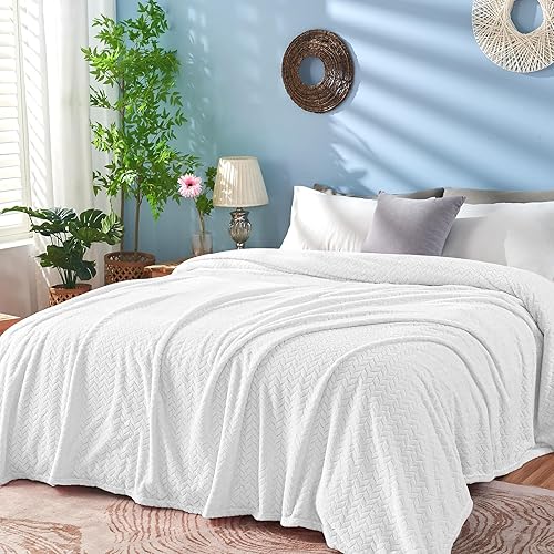 inhand Manta de forro polar blanco tamaño King para cama, manta acogedora de franela súper suave, manta ligera con patrón de hojas para oficina,