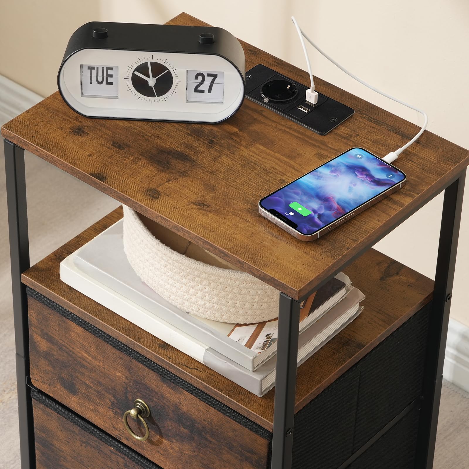 HOOBRO Table de Chevet avec Station de Charge, Table d’Appoint avec 2 Tiroirs en Tissu Non-tissé et étagère Ouverte, Marron Rustique et Noir EBF110CBZ01