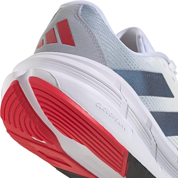 Primer plano de la suela de las zapatillas Adidas Questar 3 mostrando el patrón de agarre.