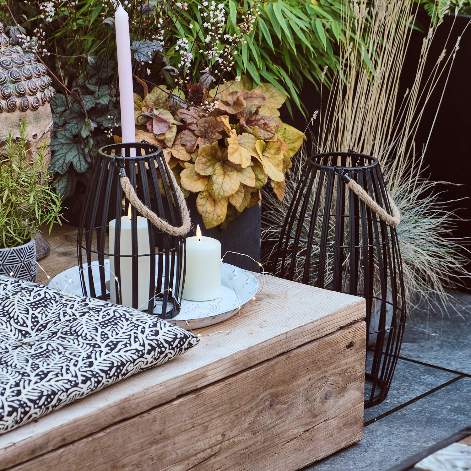 Lights4fun Set di 2 Lanterne di Metallo Nero con TruGlow® Candele a Pile per Uso in Esterni