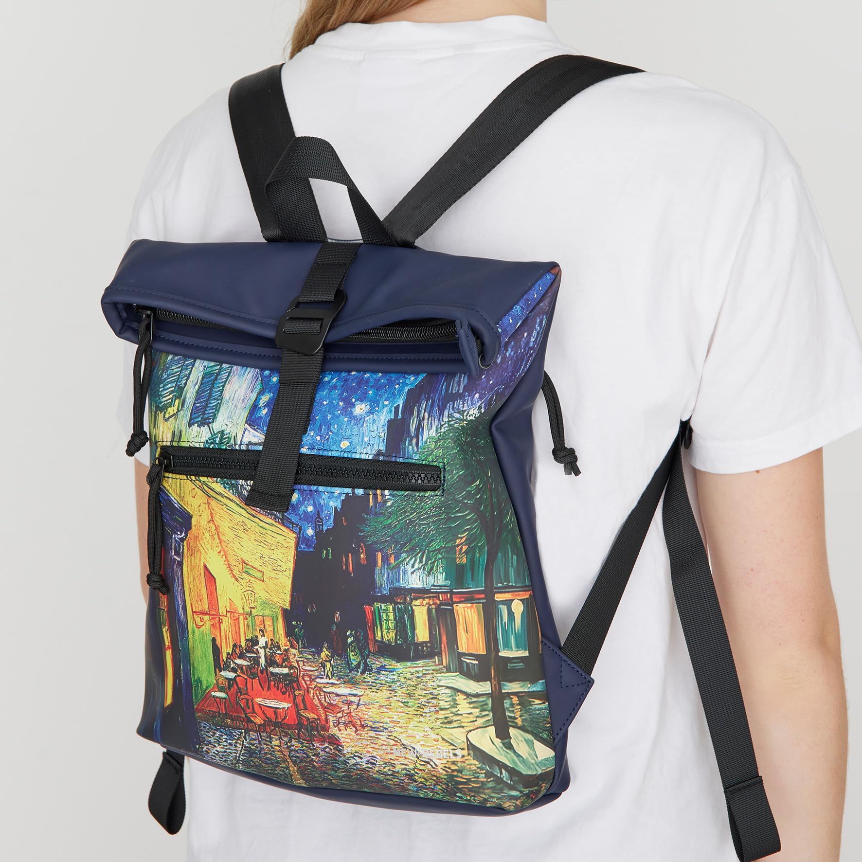 New Rebels Mart Los Angeles Cafe at Night Wasserabweisender Rucksack – 7l Rolltop – Modische Tasche Für Jedes Abenteuer – Wasserabweisender Rucksack Unisex - Night Darkgreen