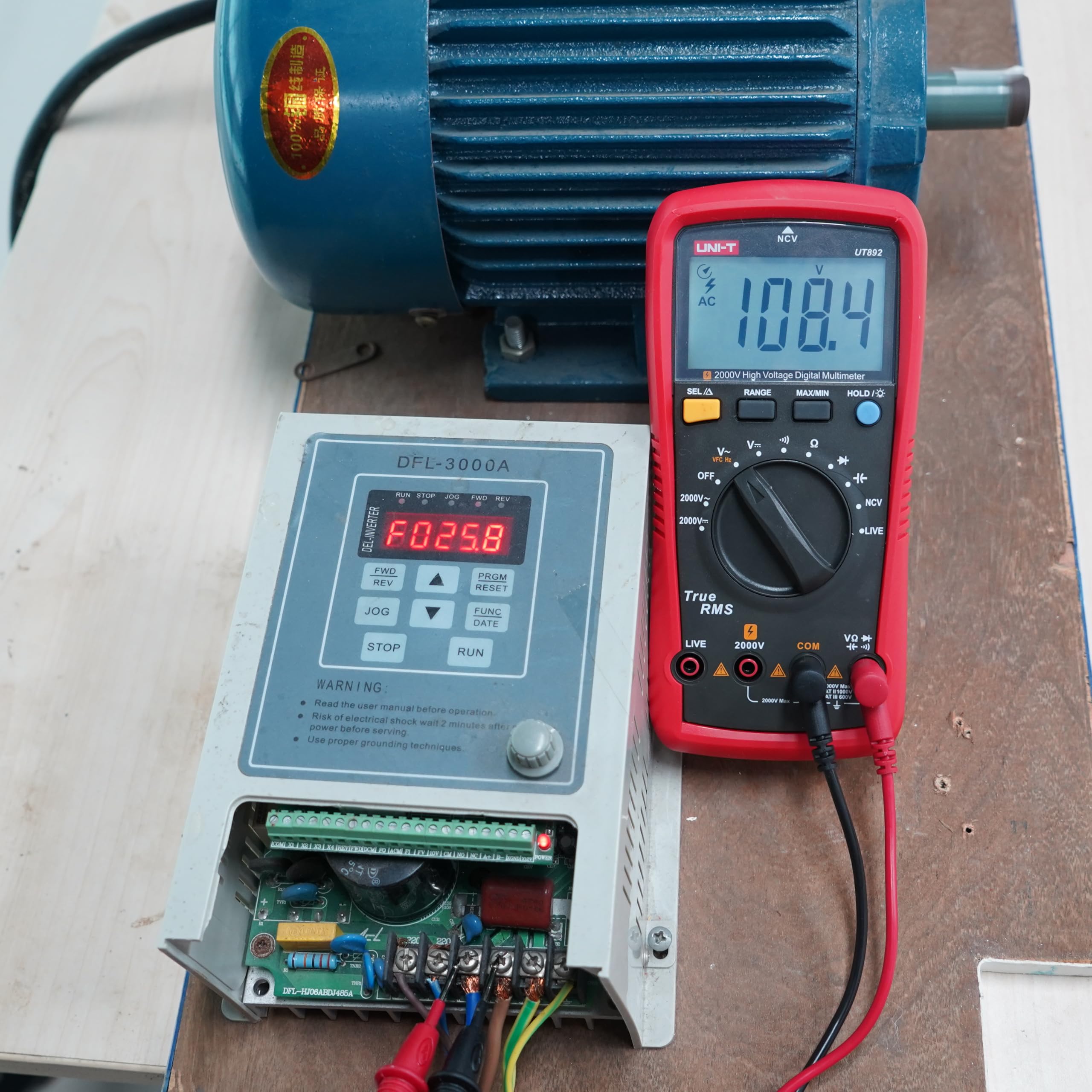 UNI-T UT892 Hochspannungsmultimeter AC/DC mit integriertem VFC Modus NCV 6000 RMS 2000V