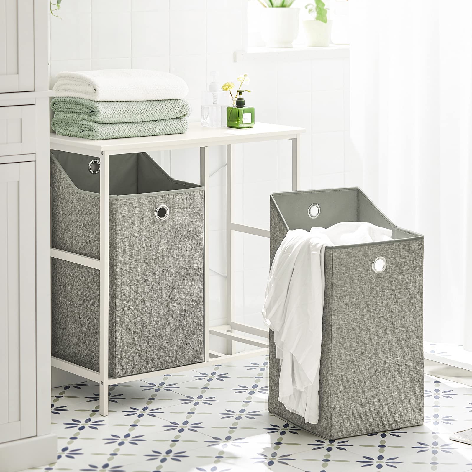 SoBuy Badezimmerschrank mit 2 Falt-Wäschekörben, Schmaler Badschrank aus MDF mit Kohlenstoff-Bambusregalen – Kompakte Größe 77x38x80 cm Modernes Design für Kleine Badezimmer BZR57-W