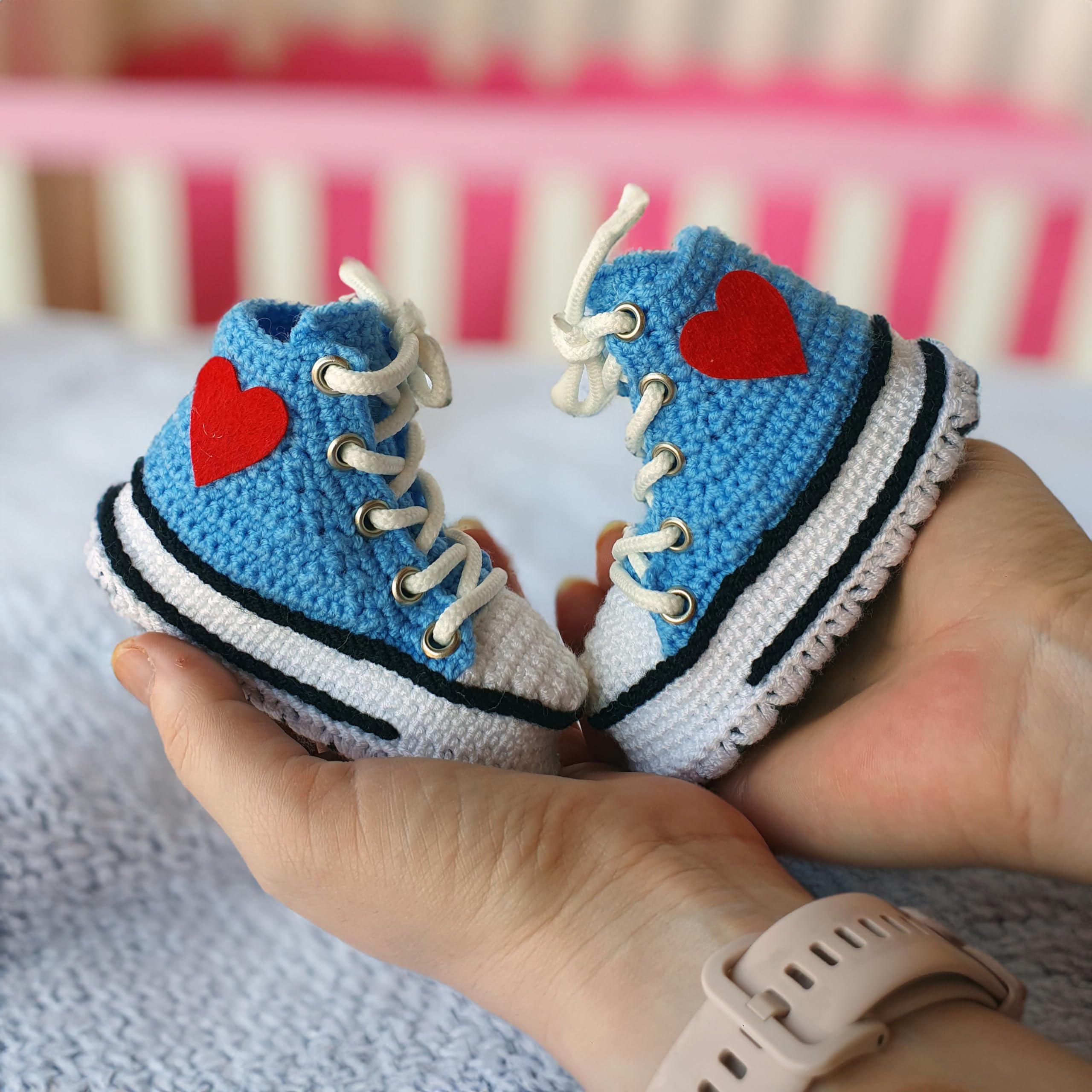 Handgefertigte Blaue Rutschfeste Baby Sneaker aus Organischem Garn - Personalisierte Erste Schritte Schuhe für Neugeborene - Unisex Geschenk zur Baby Ankündigung & Geburt
