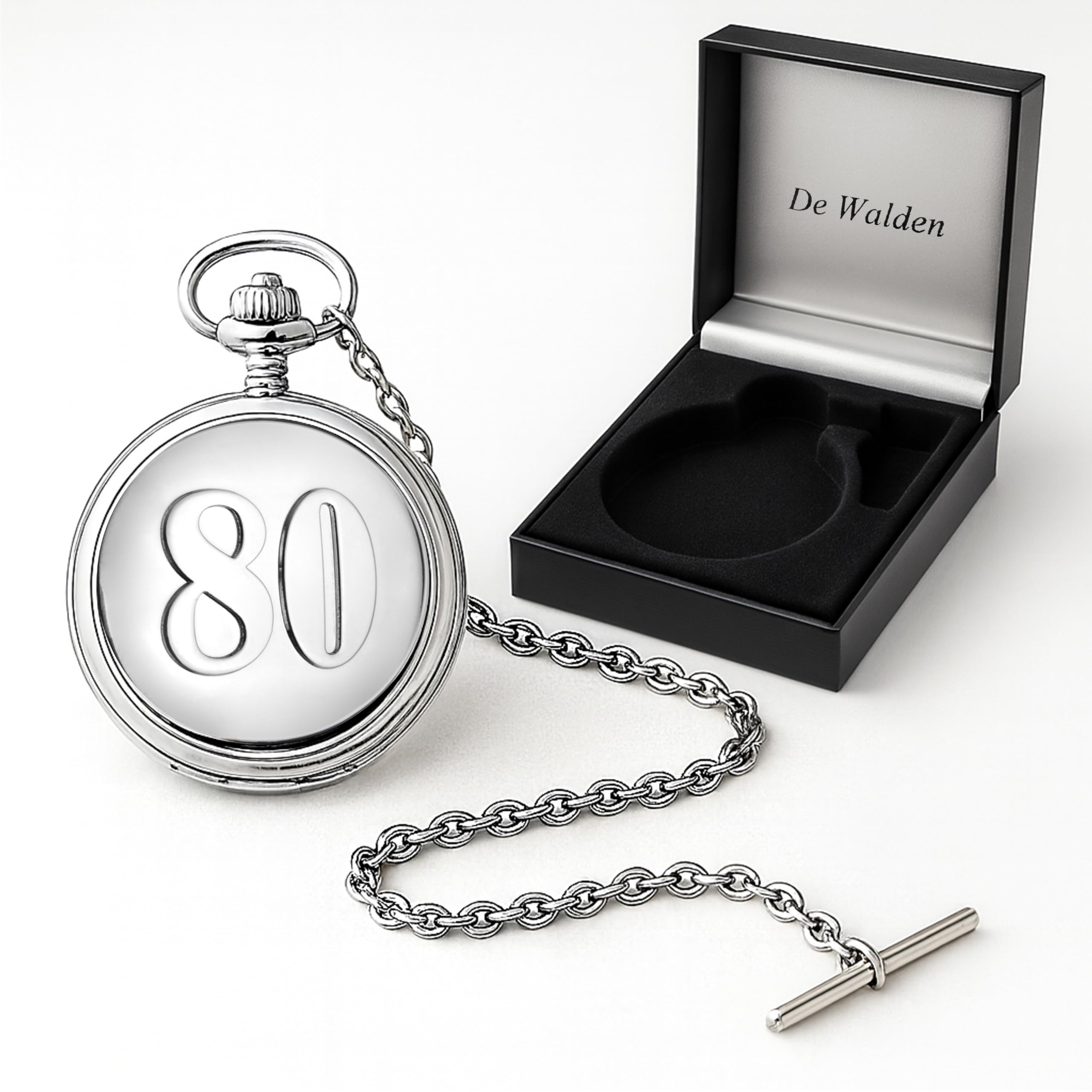 Orologio da taschino con il numero 80 inciso sulla cassa, contenuto in una scatola regalo in raso di alta qualità.