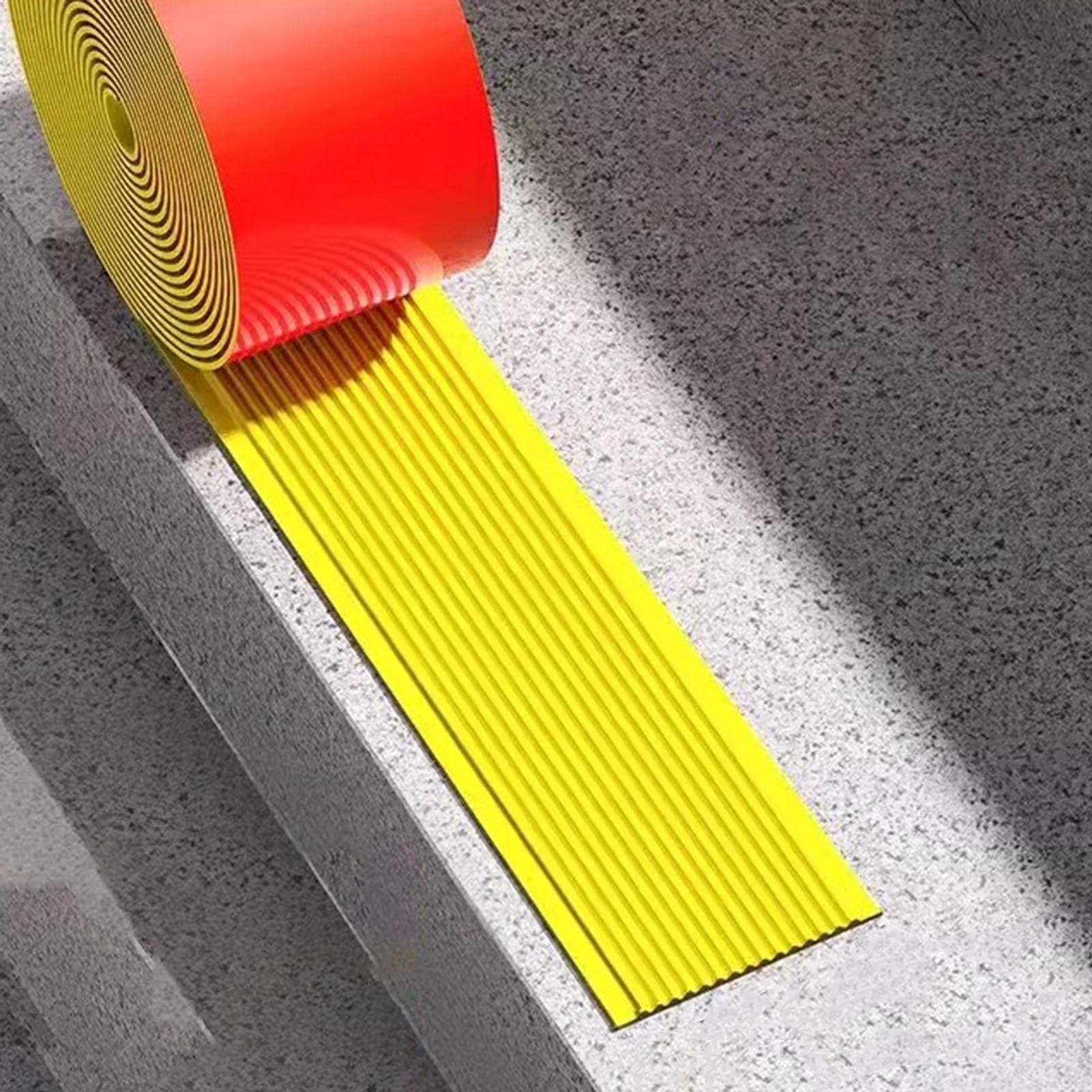 Nez de marche autocollant jaune pour sécuriser les angles d'escalier de crèche