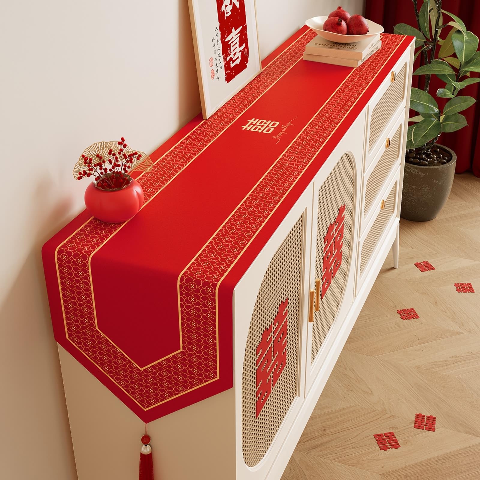 Chemin de table de mariage rouge à pompons pour une décoration de buffet chic