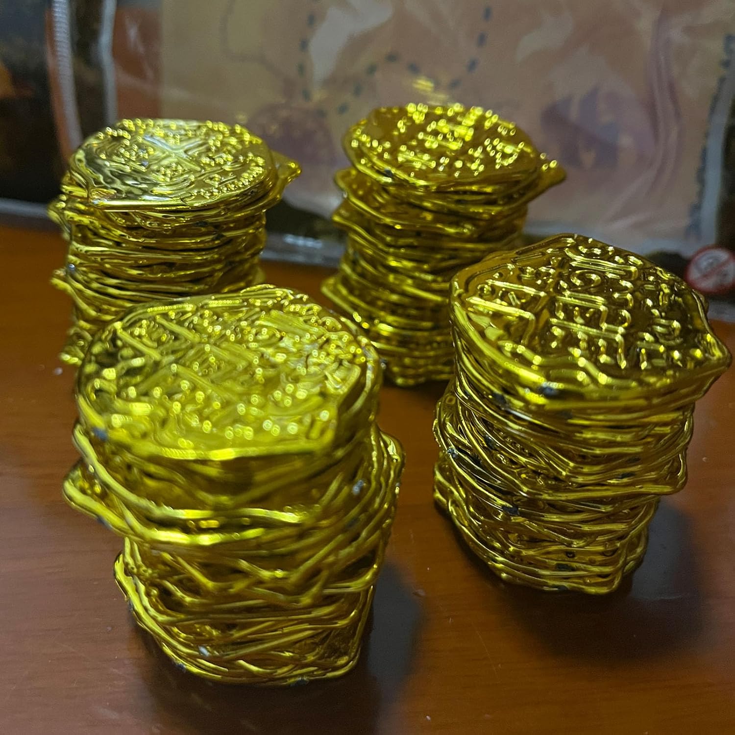 100 Pcs Pirate Coins Plastic Coins Fake Play Coins Replica Spanish Doubloons for Halloween Pirate Adventure Themed Party St. Patrick's(Silver+Gold)