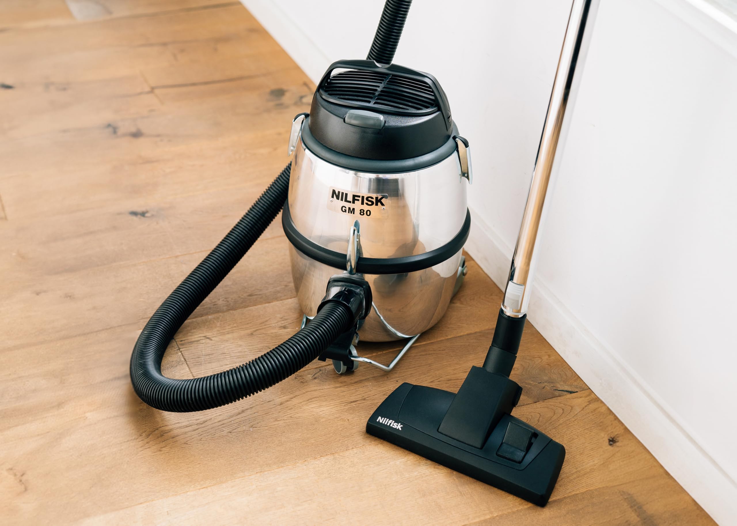 Nilfisk GM80 C Aspirateur pour Sols et Tapis - Aspirateur Traîneau Puissant et Léger - 6,5L (780 W), Argent