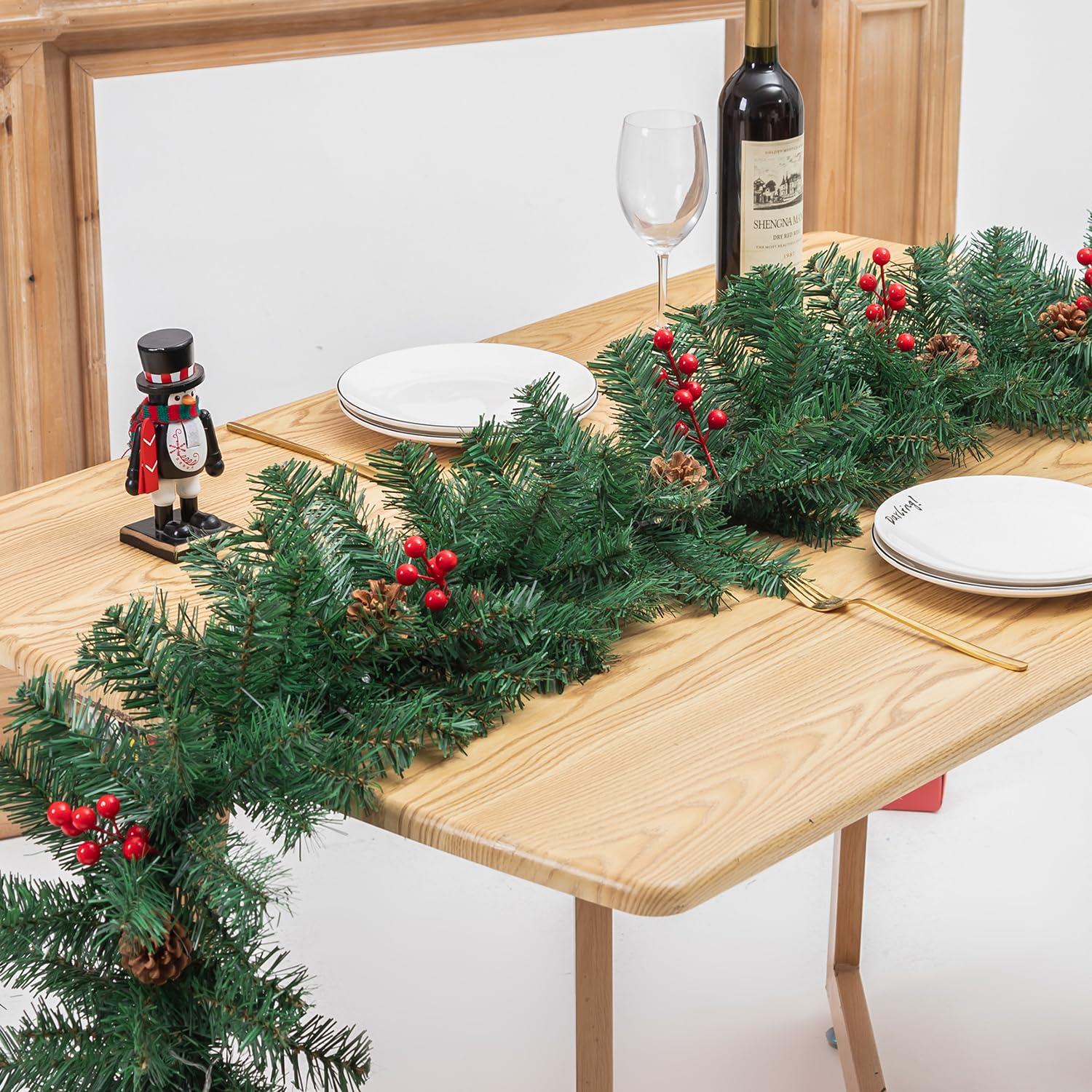 Guirnalda de Navidad iluminada de 9 pies, decoración Festiva para Exterior/Interior, Ramas de Pino Verde con Bayas Rojas y Conos de Pino, Resistente al Agua, 50 Luces cálidas con Temporizador