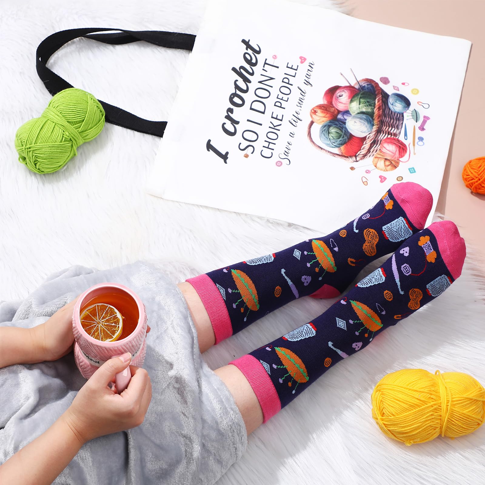 Geiserailie Lot de 4 cadeaux au crochet pour femme - Sac fourre-tout au crochet - Tasse à café - Chaussettes fantaisie et carte de vœux pour les amateurs de tricot - Cadeau de Noël, d'anniversaire, de