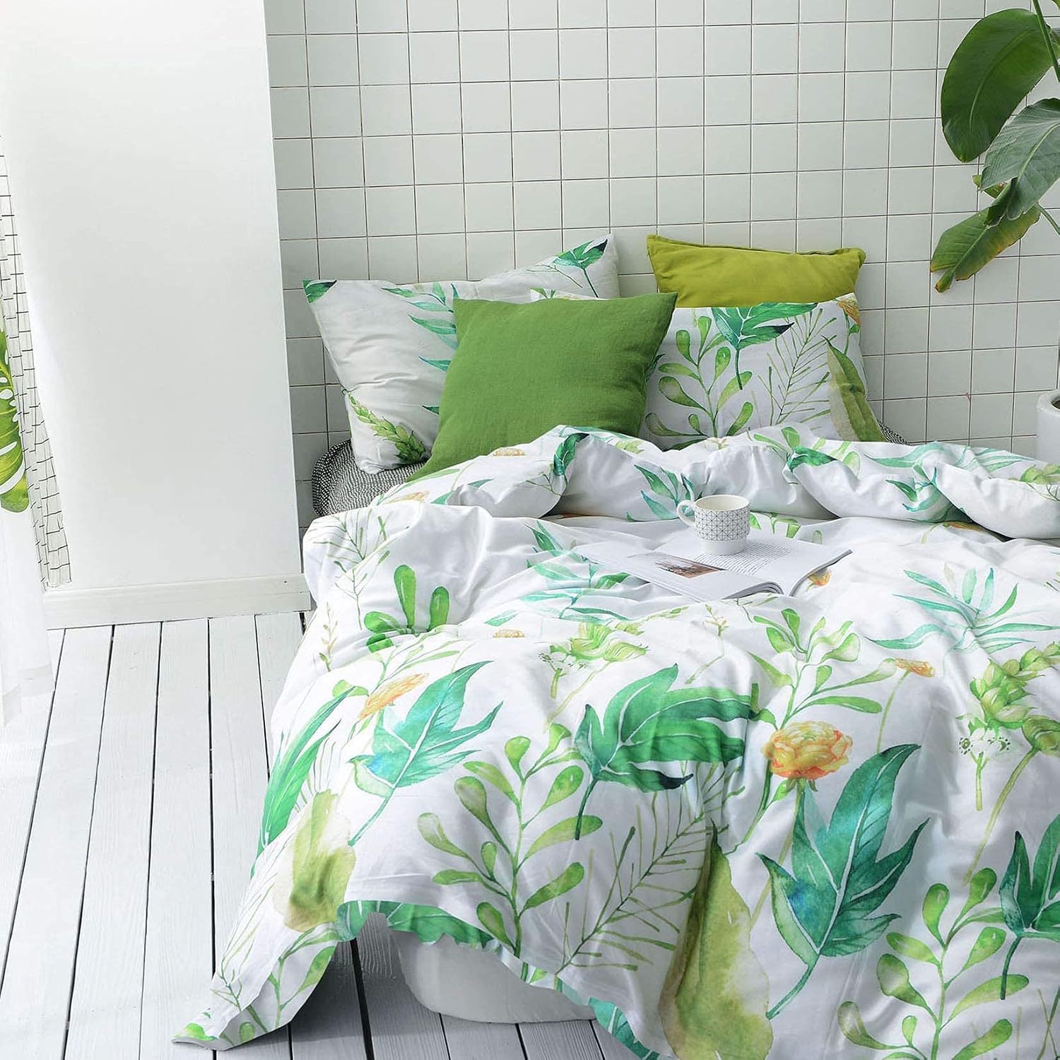 Wake In Cloud - Floral Comforter Set, 100% Cotton Fabric with Soft Microfiber Fill Bedding, Botanical Flowers and Green Tree Leaves Pattern Printed on White (3pcs, King Size)