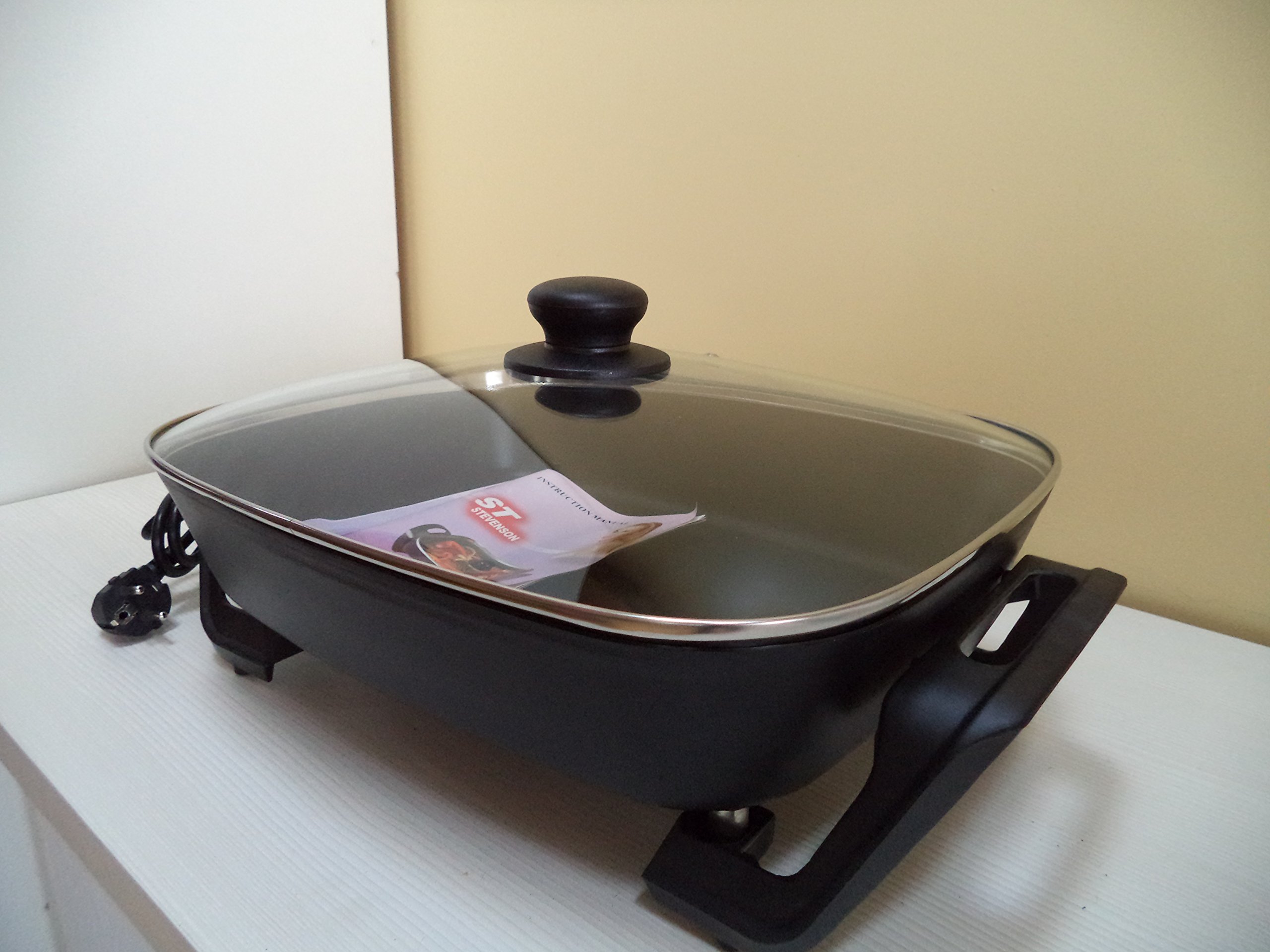 WOK eléctrico con regulador de temperatura, antiadherente, con tapa de cristal templado transparente. Medida del recipiente: 37x30x7 cms.