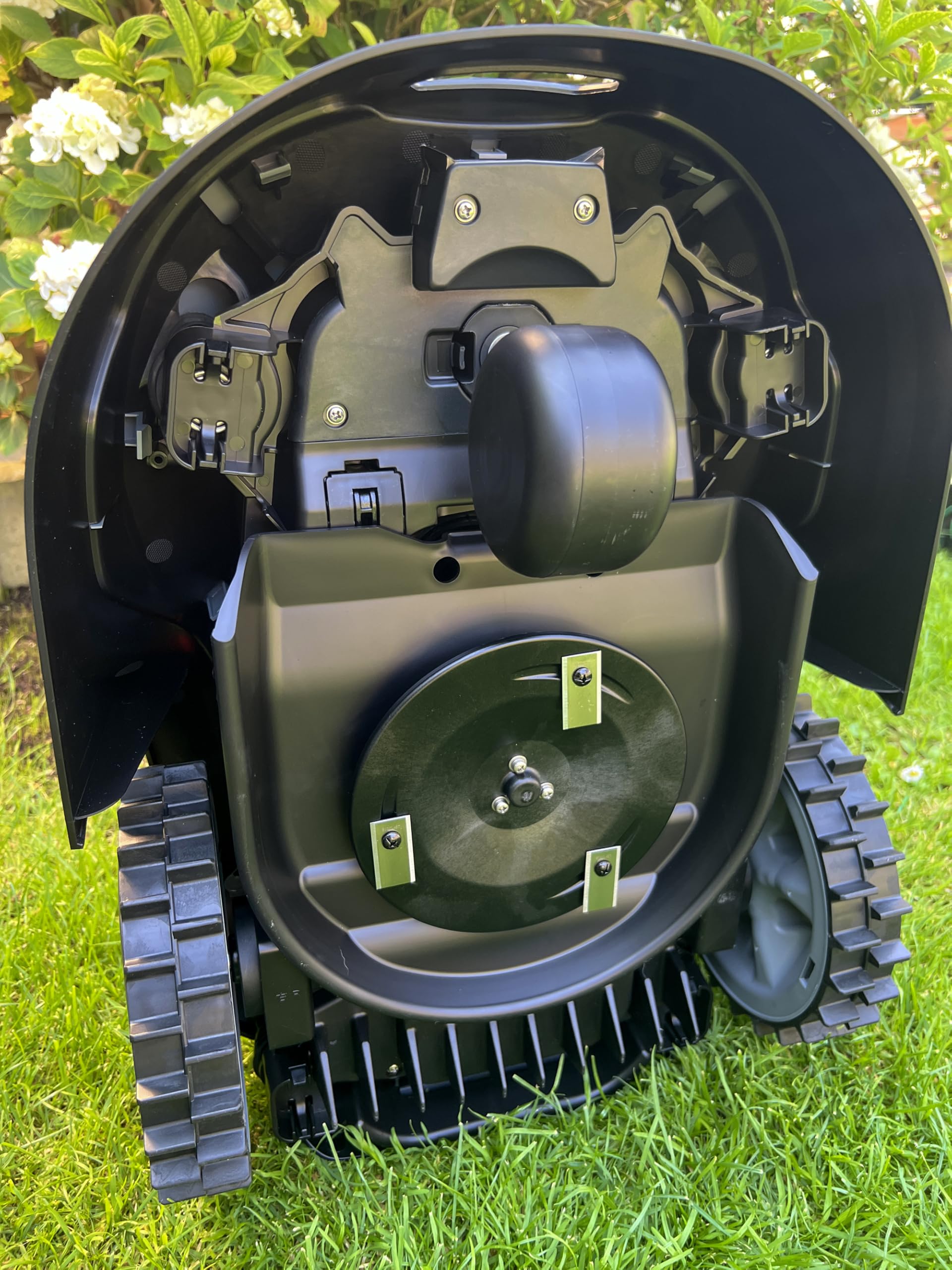 IKRA Robot cortacésped iROM 600 para céspedes de hasta 600 m², WiFi o Bluetooth, Control por App, multizona, Incl. estación de Carga & Sensor de Lluvia, 6 Cuchillas de Repuesto