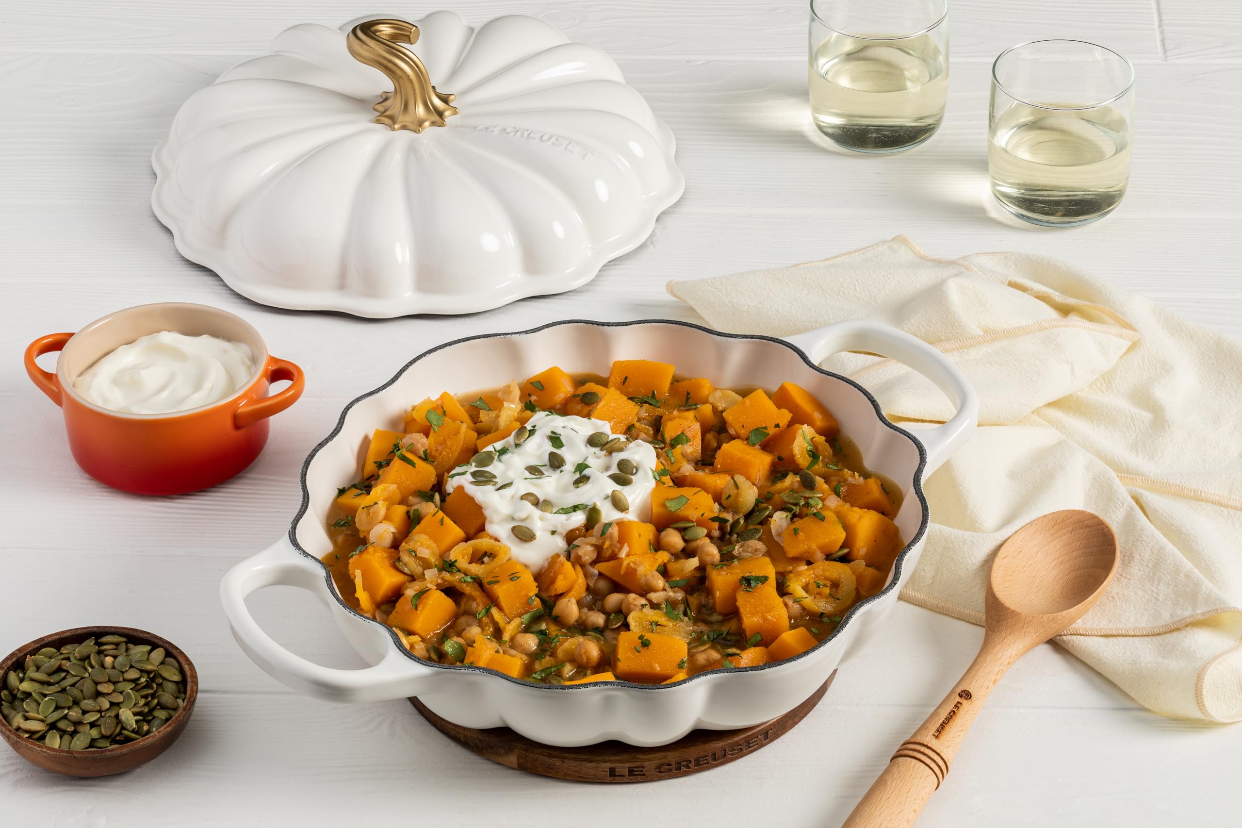 Le Creuset Braiser en forme de citrouille en fonte émaillée, 2,75 l, blanc