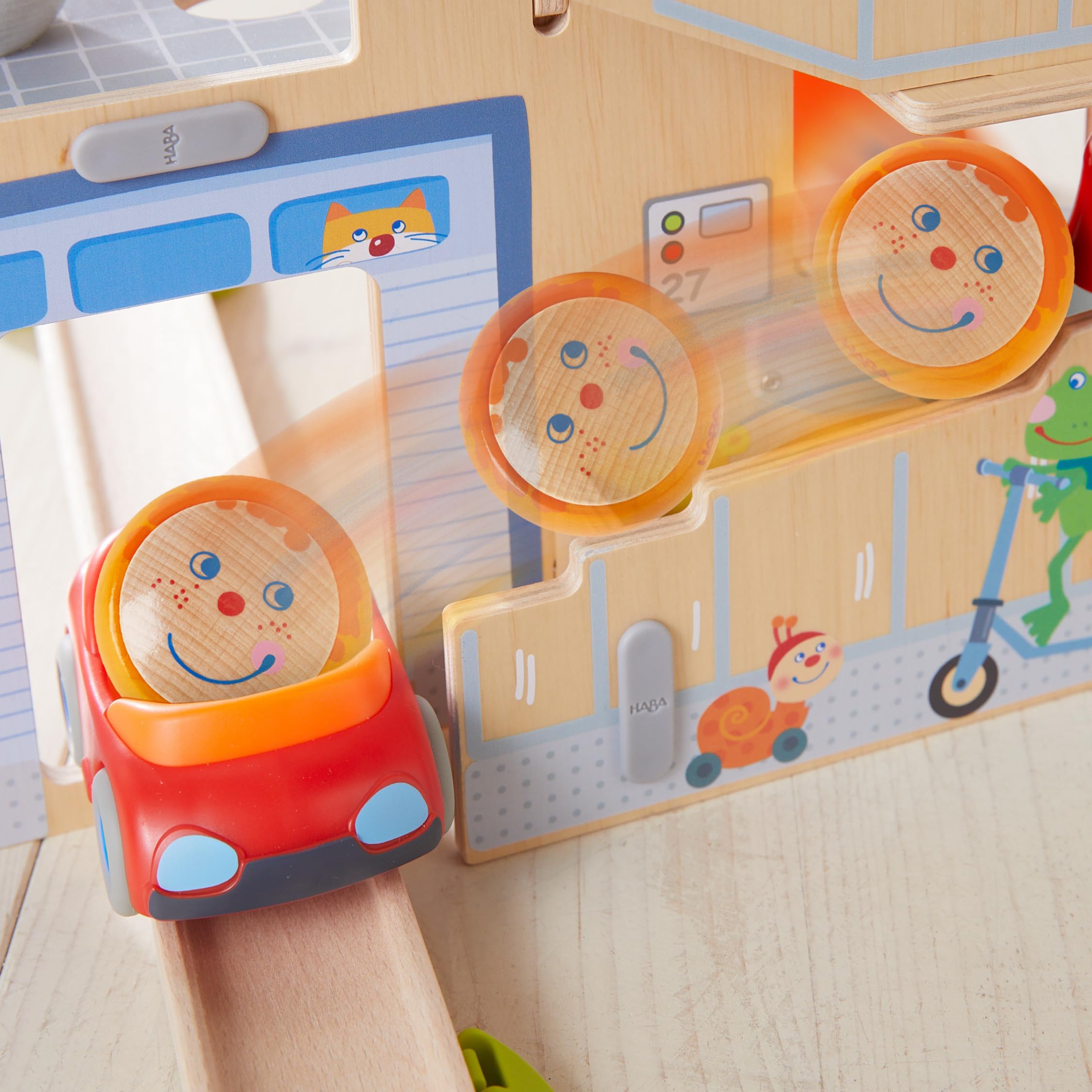HABA Kullerbü – Spielbahn Kullerhausen – Kugelbahn ab 2 Jahren mit Glöckchenhaus & Cabrio – 17-teiliges Holzspielzeug-Starterset zur Motorikförderung – Erweiterbar – 1307198001