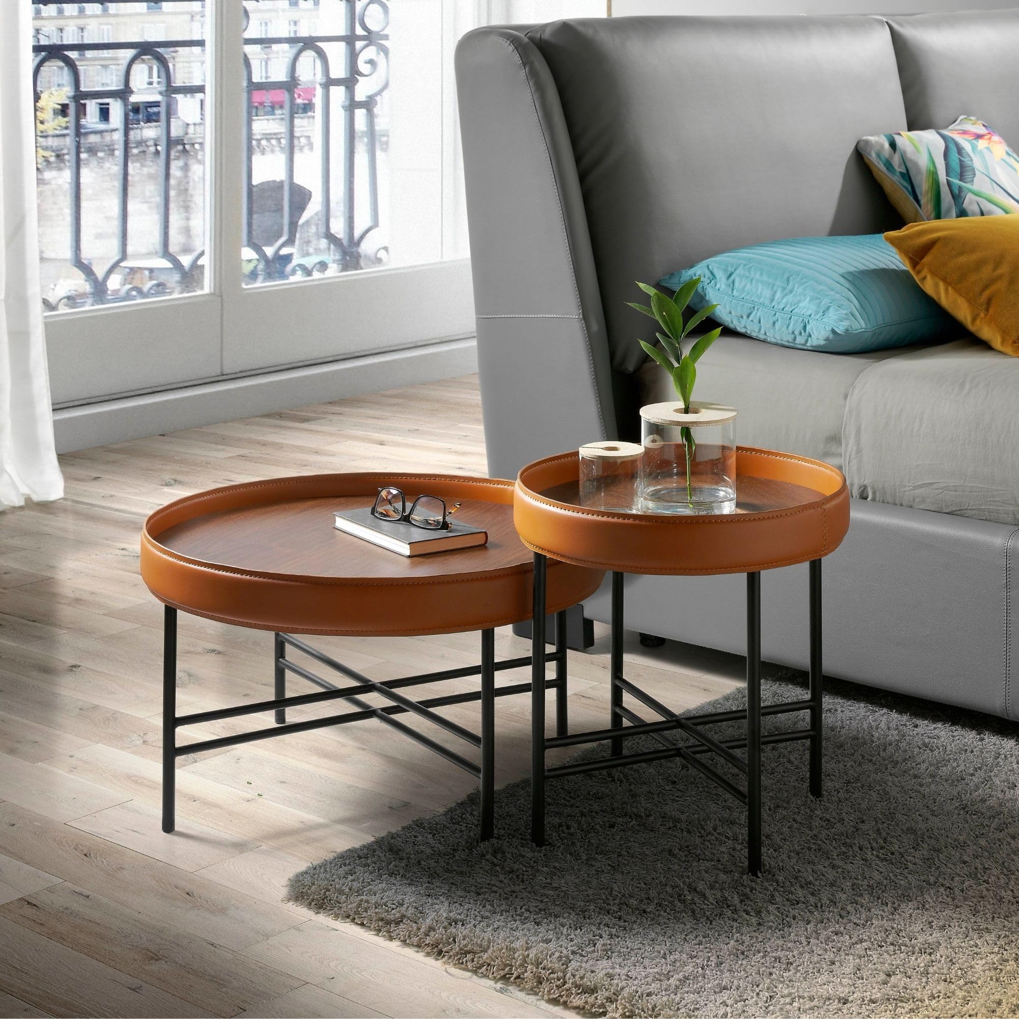 Angel Cerdá – Mesa Centro Diseño Tapa de Piel Vacuno Coñac y Madera de Nogal Natural | Mesa de Centro Redonda Contemporánea, Elegante | Patas de Acero Oscurecido | Ideal para Salón | Ø62 x 35 cm