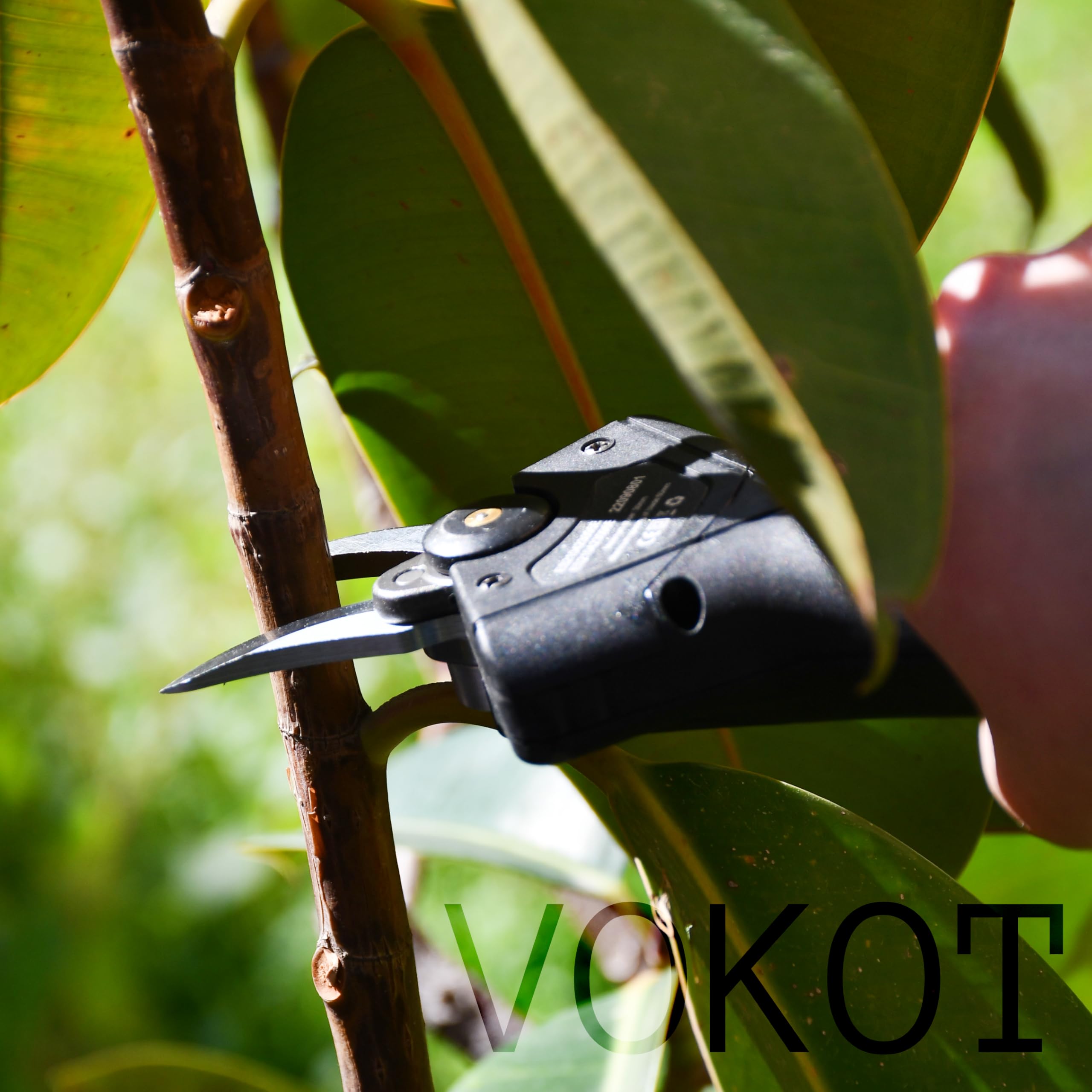 P1 Forbici Potatura a Batteria 21V Professionali, Cesoie Elettriche con 2 Batterie al Litio 2.0Ah - Diametro Taglio 30mm - Motore Brushless, Valigetta Inclusa - Per Giardino, Uliveto e Frutteto