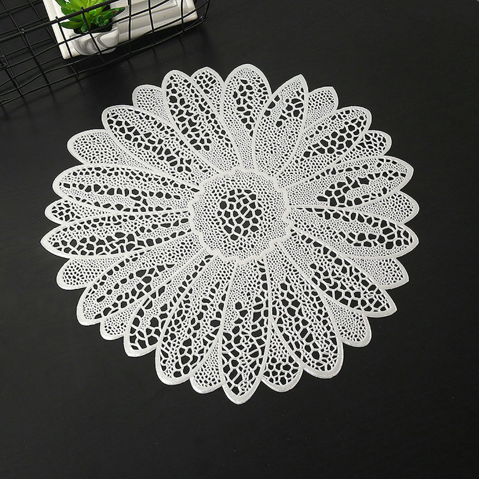 Juego de 10 manteles individuales de mesa (PVC, redondo, forma de flor hueca, de estilo europeo, antideslizantes, fáciles de limpiar, plata, 38 cm)