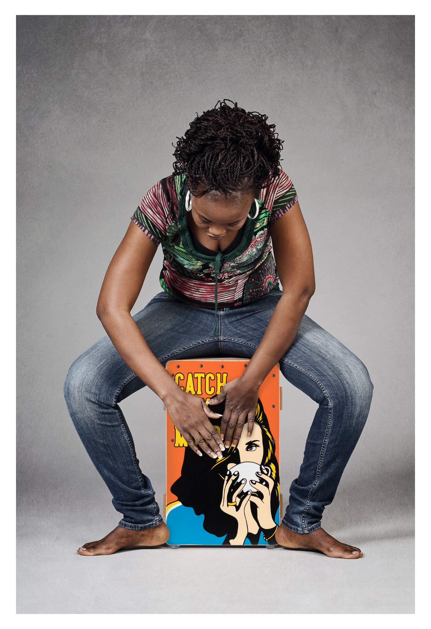 XDrum Design Series Cajon "Catch my mood", Integrierter Bass Port | Designer-Cajon mit Pop Art-Aufdruck, Korpus: HPL (High Pressure Laminate), Obere Hälfte der Schlagfläche geschraubt, 5 cm