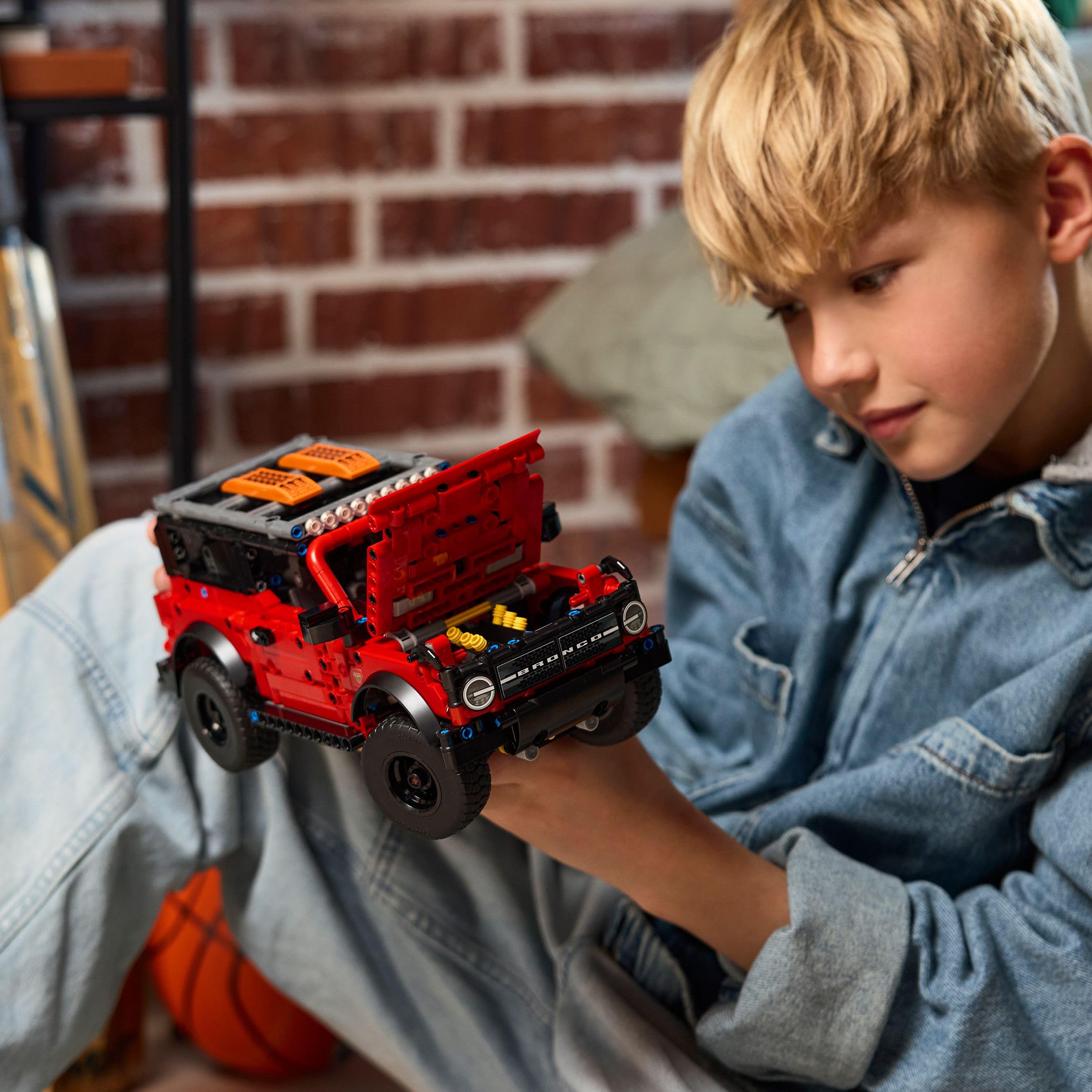 LEGO Technic Furgoneta Ford Bronco - Coche Todoterreno SUV de Juguete - Kit de Maqueta con Puertas Que se Abren, Motor V6, Suspensión y Dirección - Regalo para Niños de 9+ Años 42213
