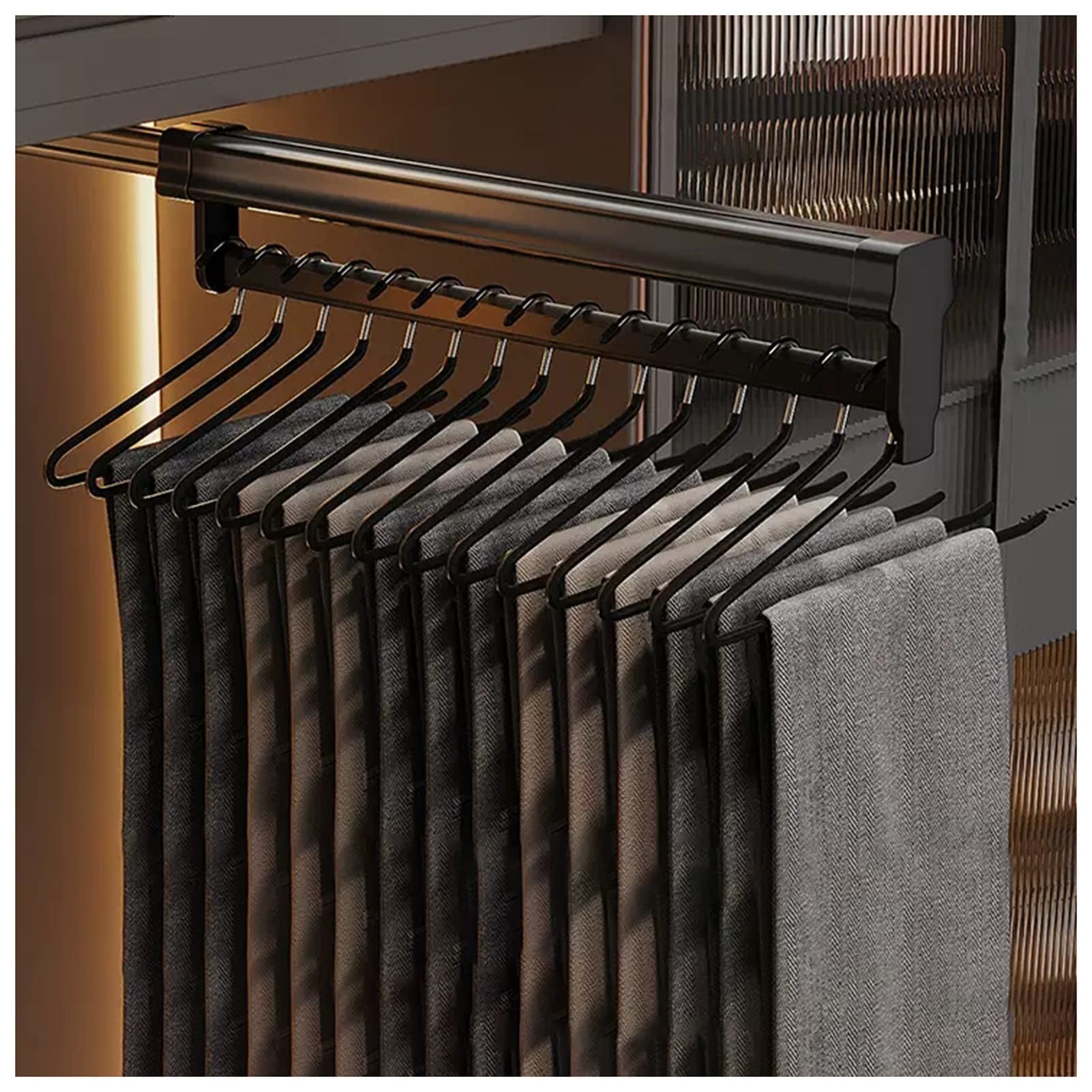 Barre de suspension extractible de placard pour organiser vos pantalons chaque matin