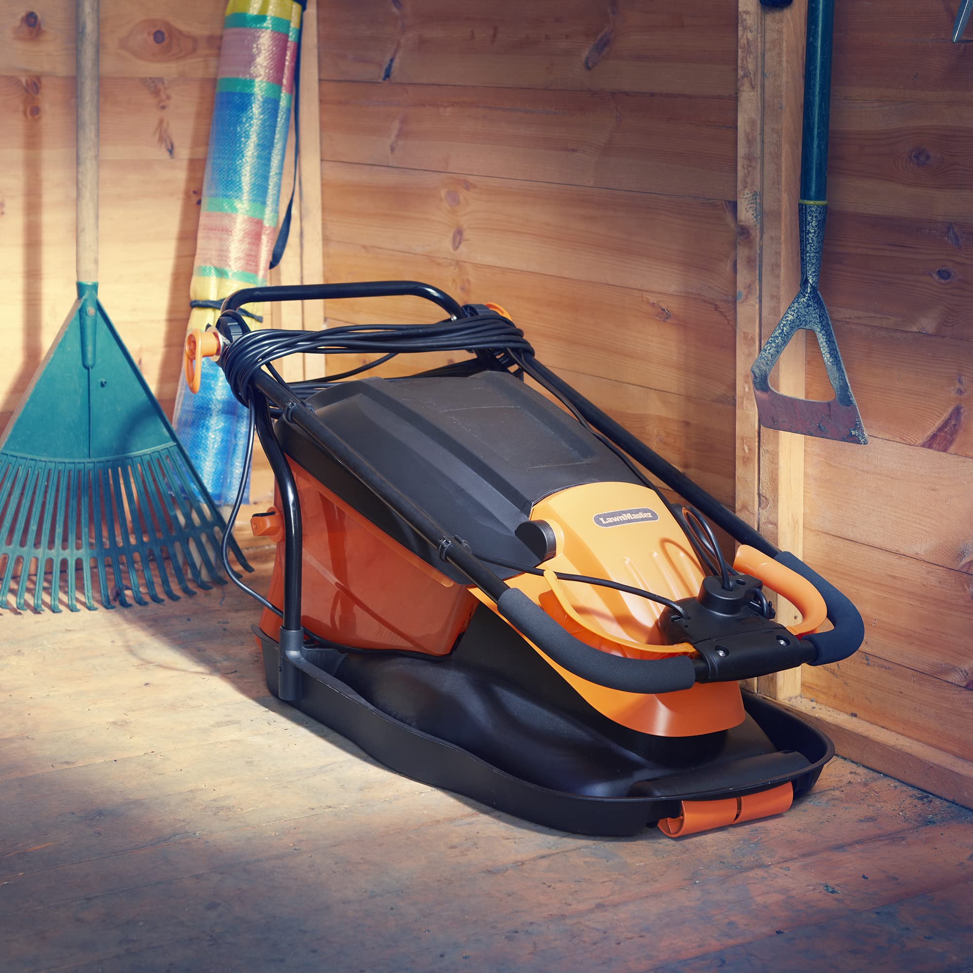 LawnMaster 1800W 36cm Hover Mower con collezione