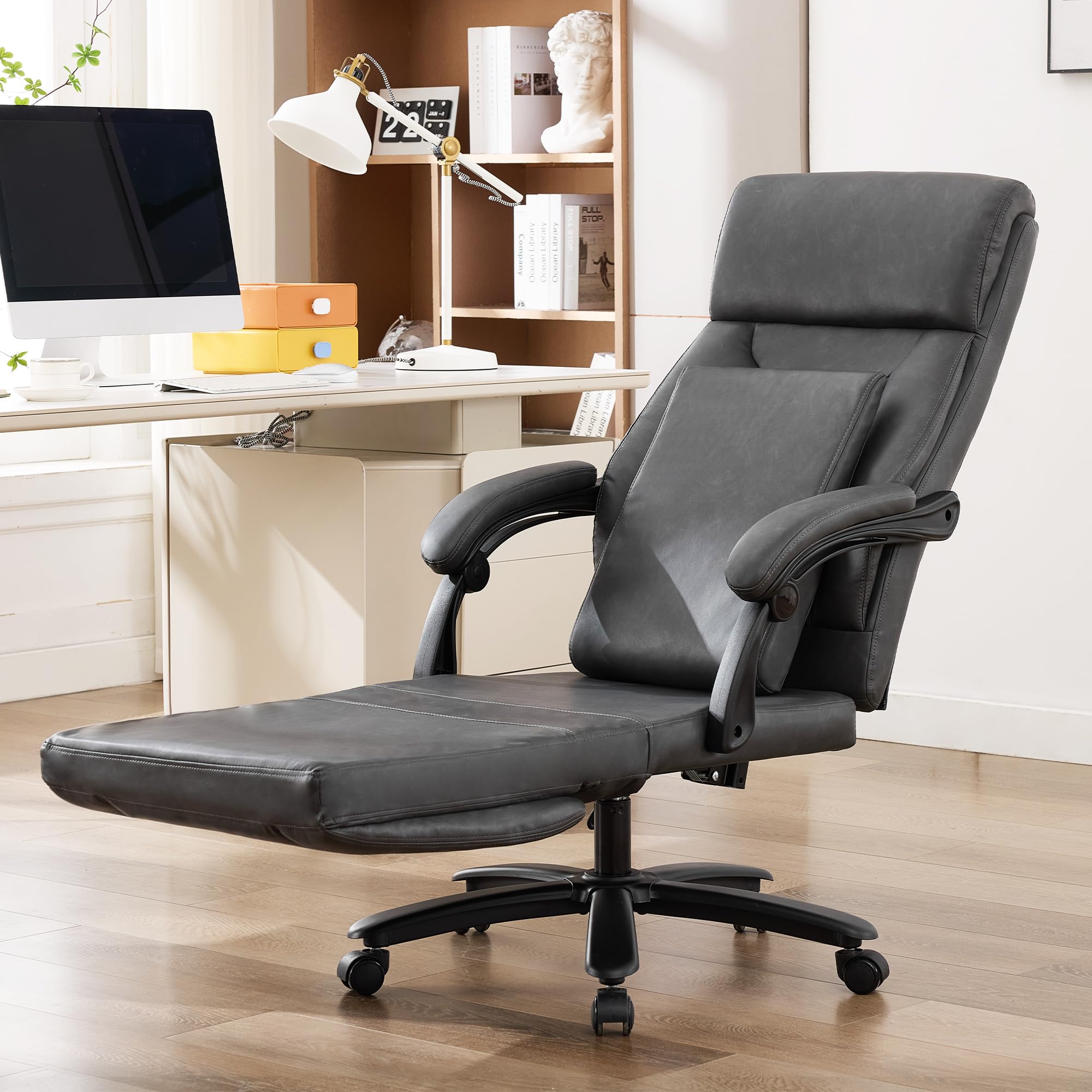 Bürostuhl mit Massage, Ergonomischer Kunstleder Chefsessel mit 135° Liegefunktion, Höhenverstellbar Drehstuhl mit Klappbarer Sitzfläche, Gepolstertem Lendenkissen Schreibtischstuhl (Schwarz)