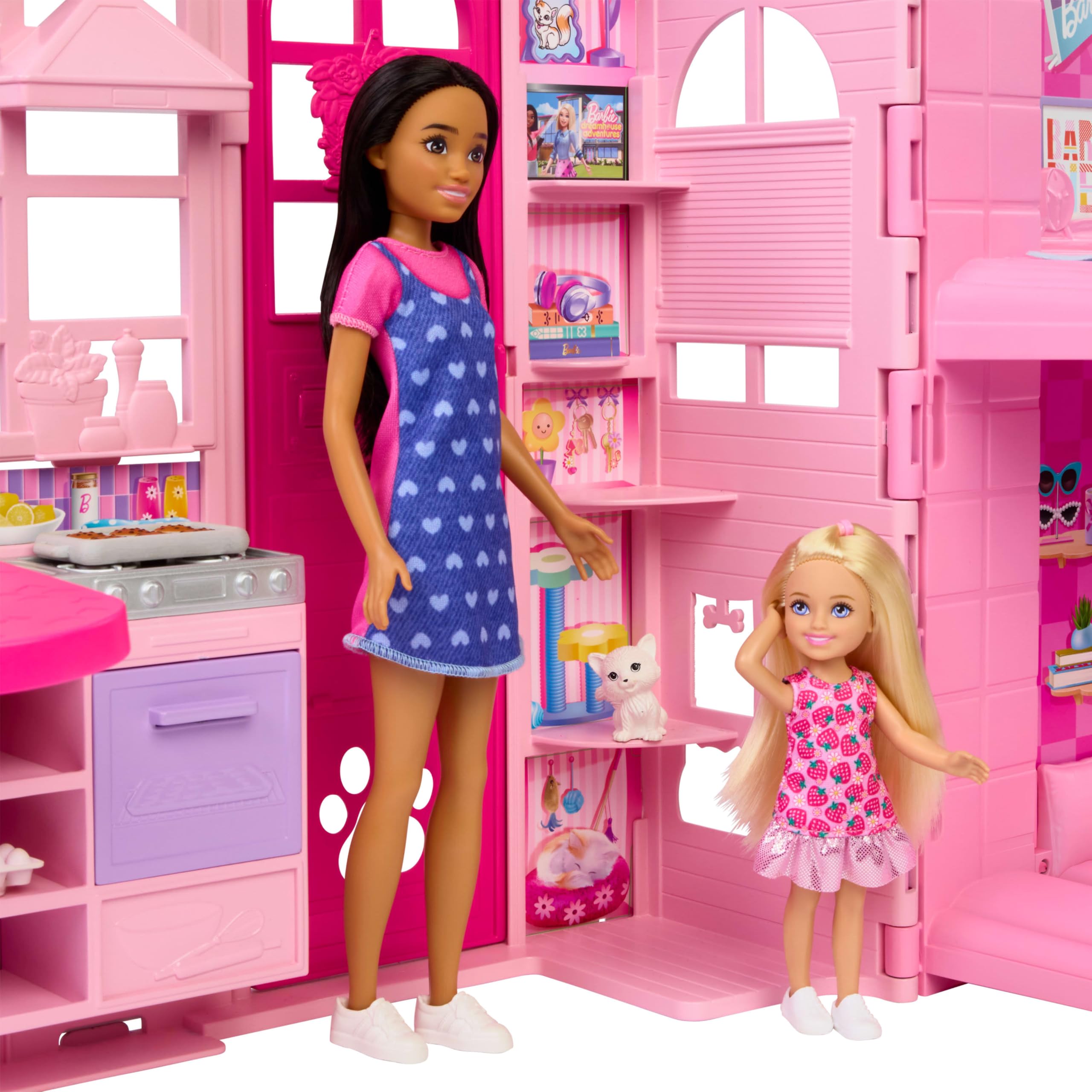 Barbie Domek na weekendowy wypad z lalką i akcesoriami | do „upieczenia” i figurka kotka, 4 obszary zabawy, łóżko piętrowe, zabawa z każdej strony, zabawka dla dzieci 3+, JMD28