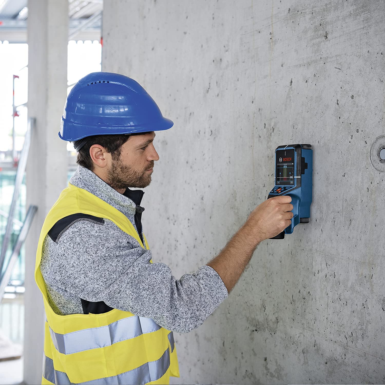 Bosch Professional system 12V: detektor D-tect 200 C (1 akumulator GBA 12V 2.0Ah, detekcja przewodów pod napięciem i nie pod napięciem, walizka L-BOXX)