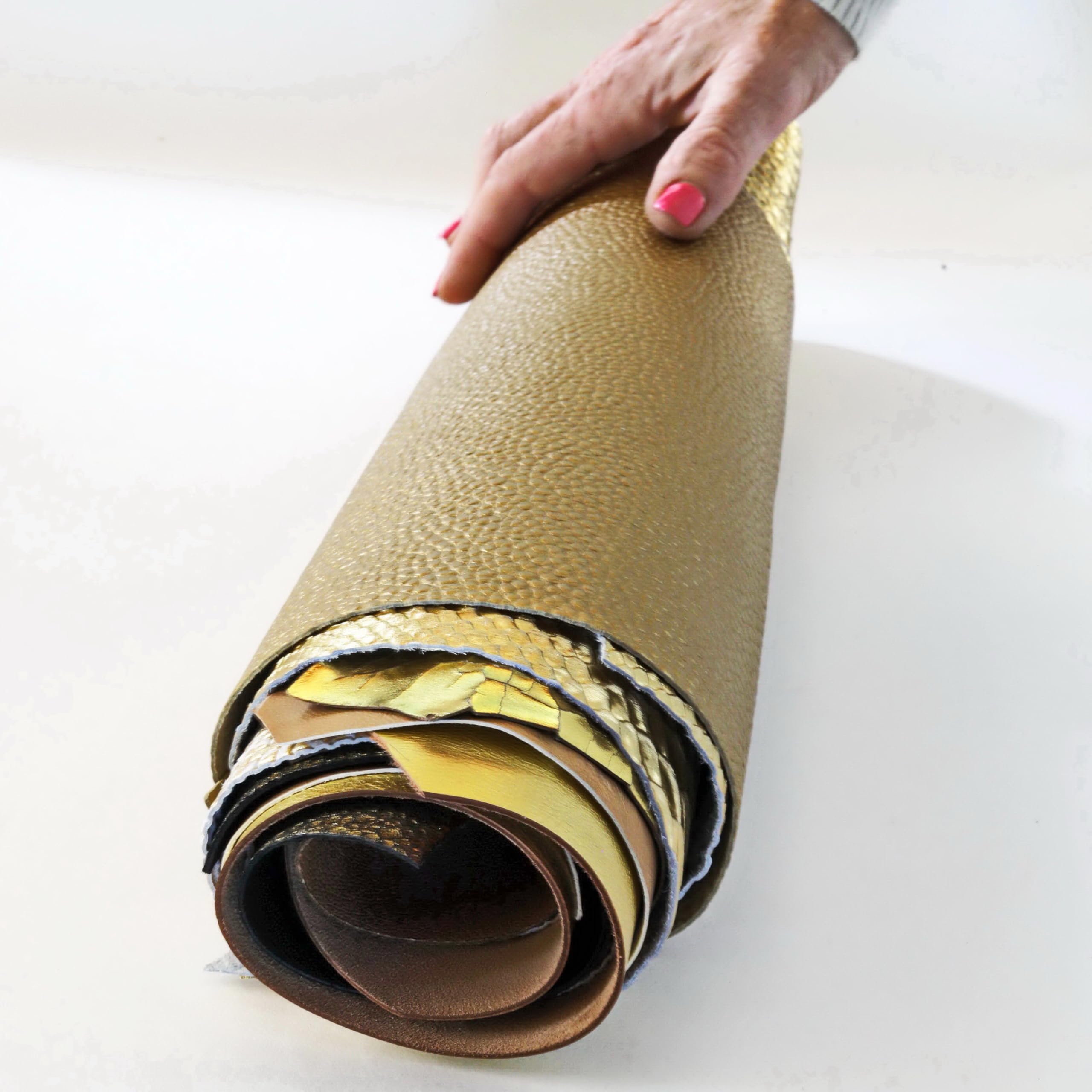 LA GARZARARA – Chutes de Cuir dans Les Tons Dorés – Minimum 25x20 cm, Maximum 40x40 cm – 0,500 kg – Sélection Aléatoire pour Artisanat, Couture et Créations Fait-Main – Unis et à Motifs – B1380-RC
