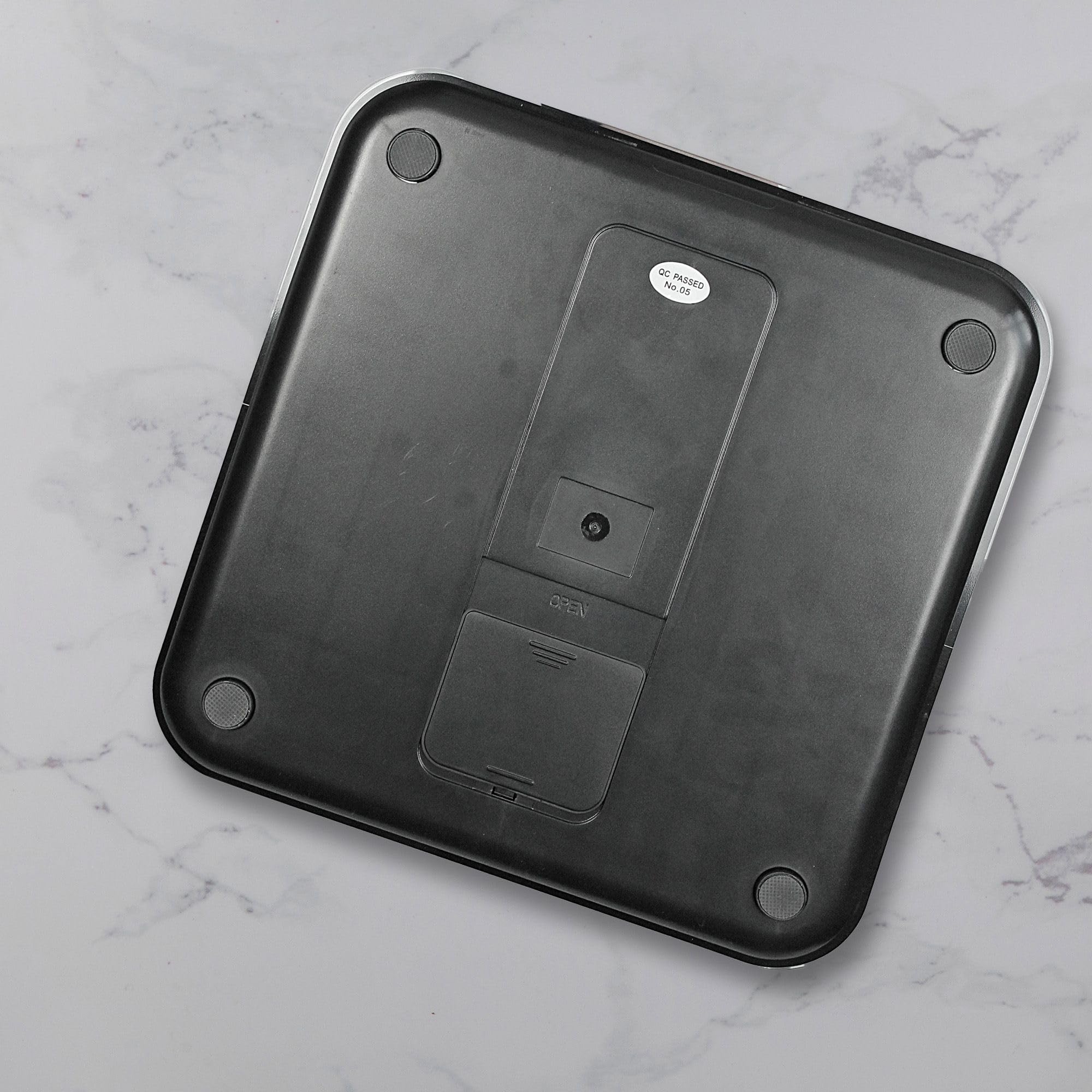 FISHTEC - Bilancia Persona Con Schermo Ravvicinato - Lunga Barra per Display LCD Retroilluminato Nelle Vicinanze - Indicatore di Peso Luminoso - Bilancia a Colonna Inclinabile e Piattaforma in Vetro