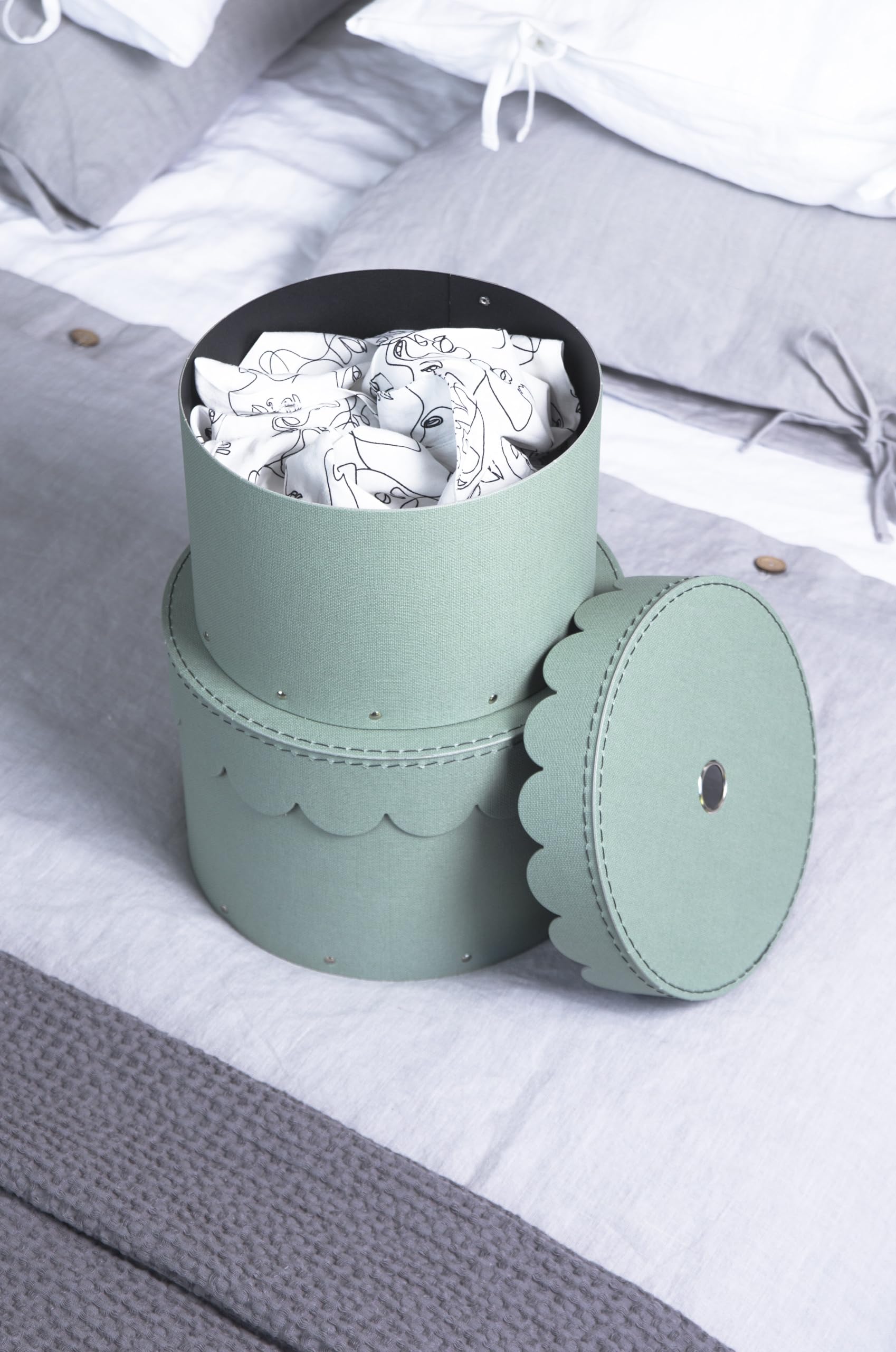 Bigso Box of Sweden WILMA Set di 2 contenitori rotondi con coperchio – Scatola portaoggetti con coperchio per vestiti, giocattoli, ecc. – Scatola rotonda decorativa in fibra e carta effetto lino,
