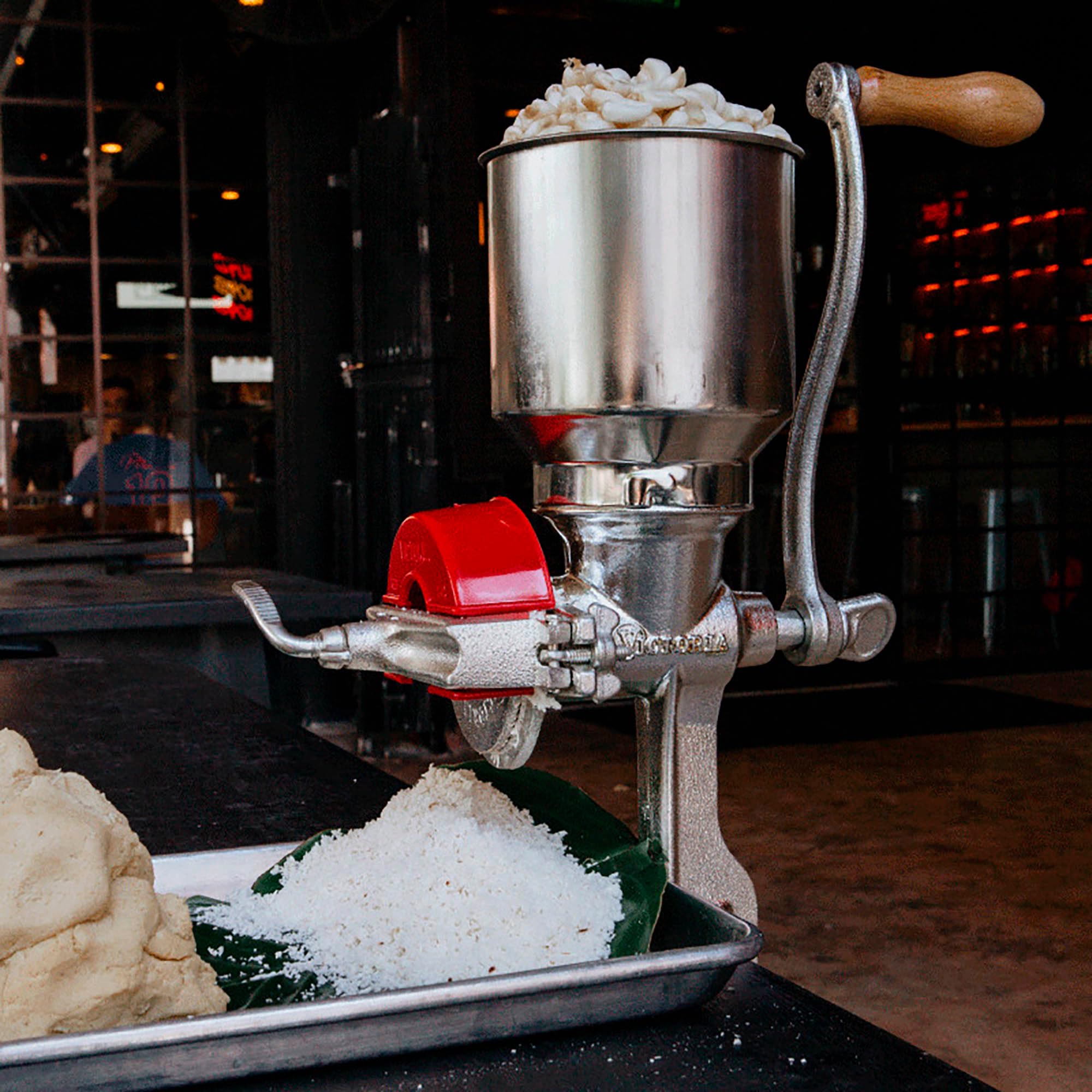 Victoria Mulino Grano Manuale Macinino Cereali in Ghisa per Macinare Caffè, Mais, Avena, Spessore di Macinatura Regolabile, Tramoggia Alta, Grain Grinder con Morsetto da Tavolo