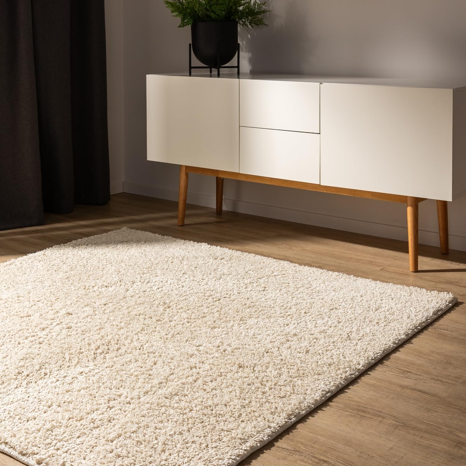 Tapis poil long doux crème 200x200 idéal pour grand couloir et salon