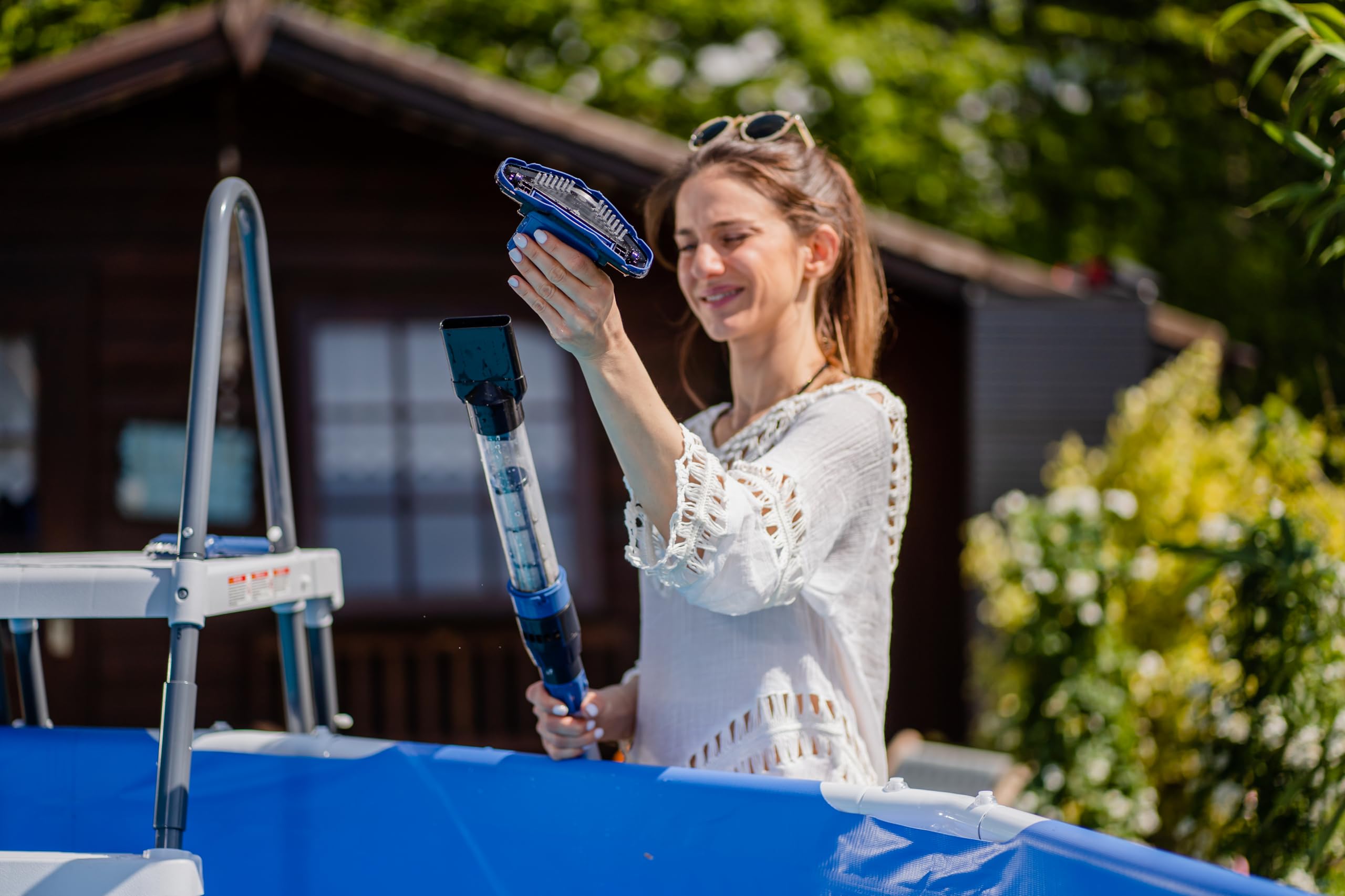 T.I.P. Sweep 2000 30445 - Aspiratore per Piscina a Batteria (9 Watt, 24 l/min, autonomia 50 min, Asta telescopica Max. 2,1 m, Due spazzole, rimozione mirata di Particelle di Sporco)