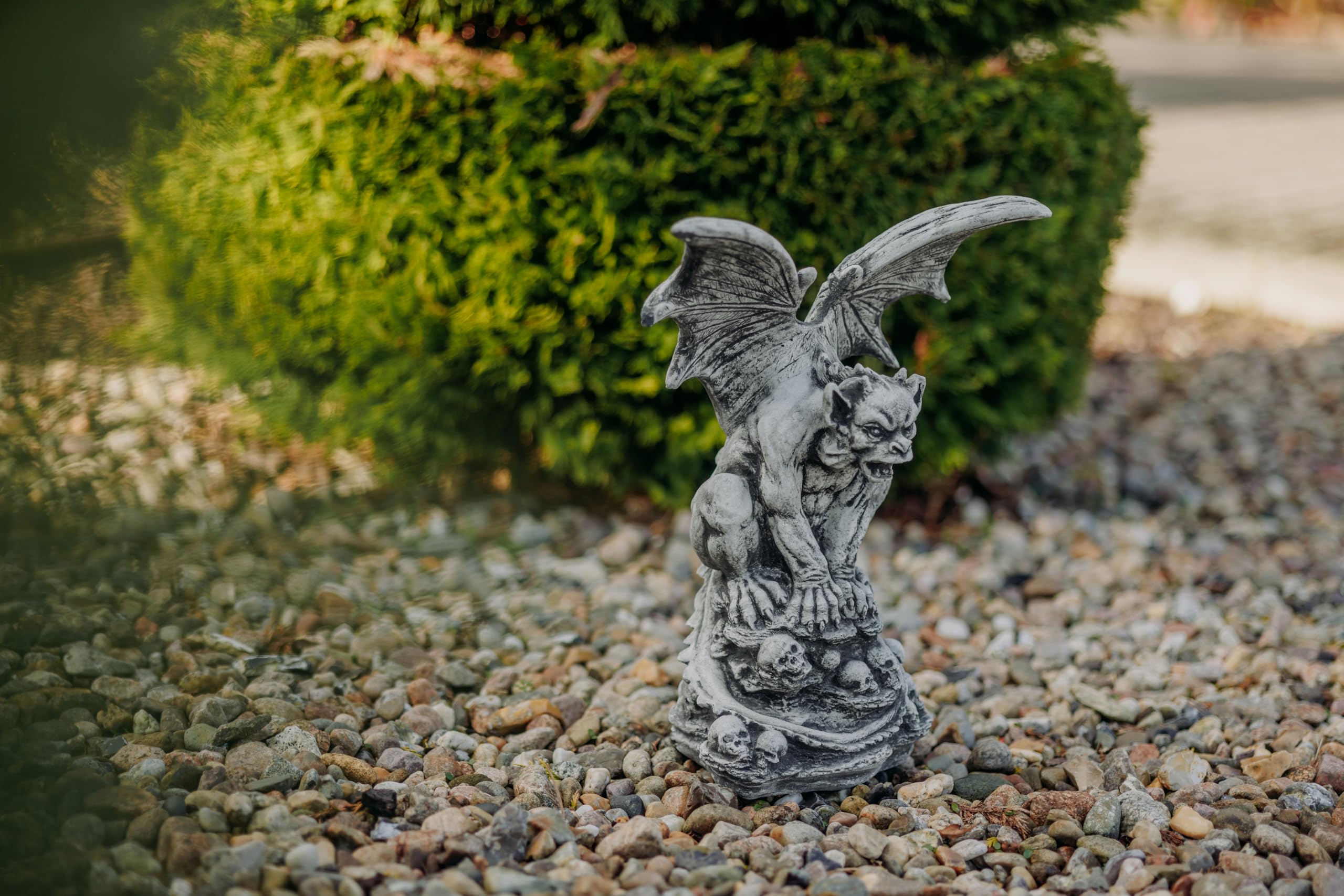 gartendekoparadies.de Gargoyle Gartenfigur mit Flügeln auf Totenschädeln, 40 cm Höhe, 8 kg, Grau, Steinguss, frostsicher für Außenbereich